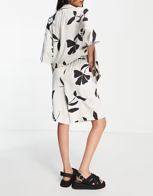 Selected Femme linen blend long line shorts co-ord in mono print | ASOS (Global)