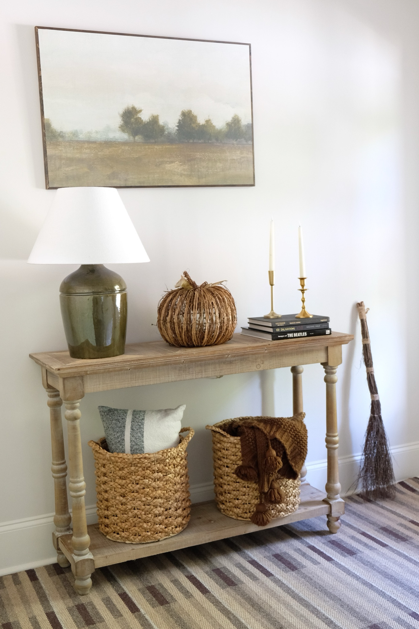A little autumn throw back to showcase our cute entryway 🤎