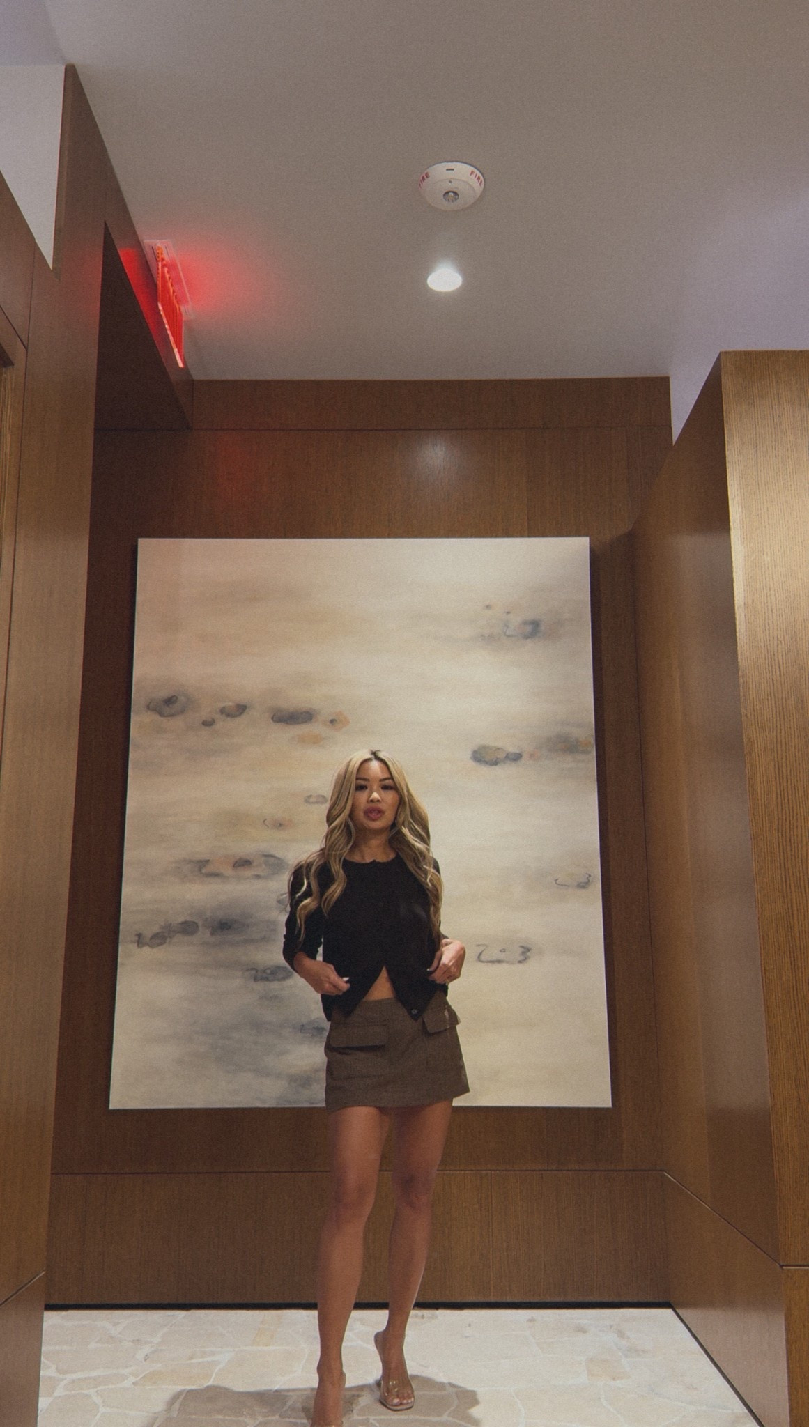 Super soft cashmere cardigan in brown and tweed low rise skort. Runs short but we love that, with or without tights.

Sweater: XS
Skirt: XS