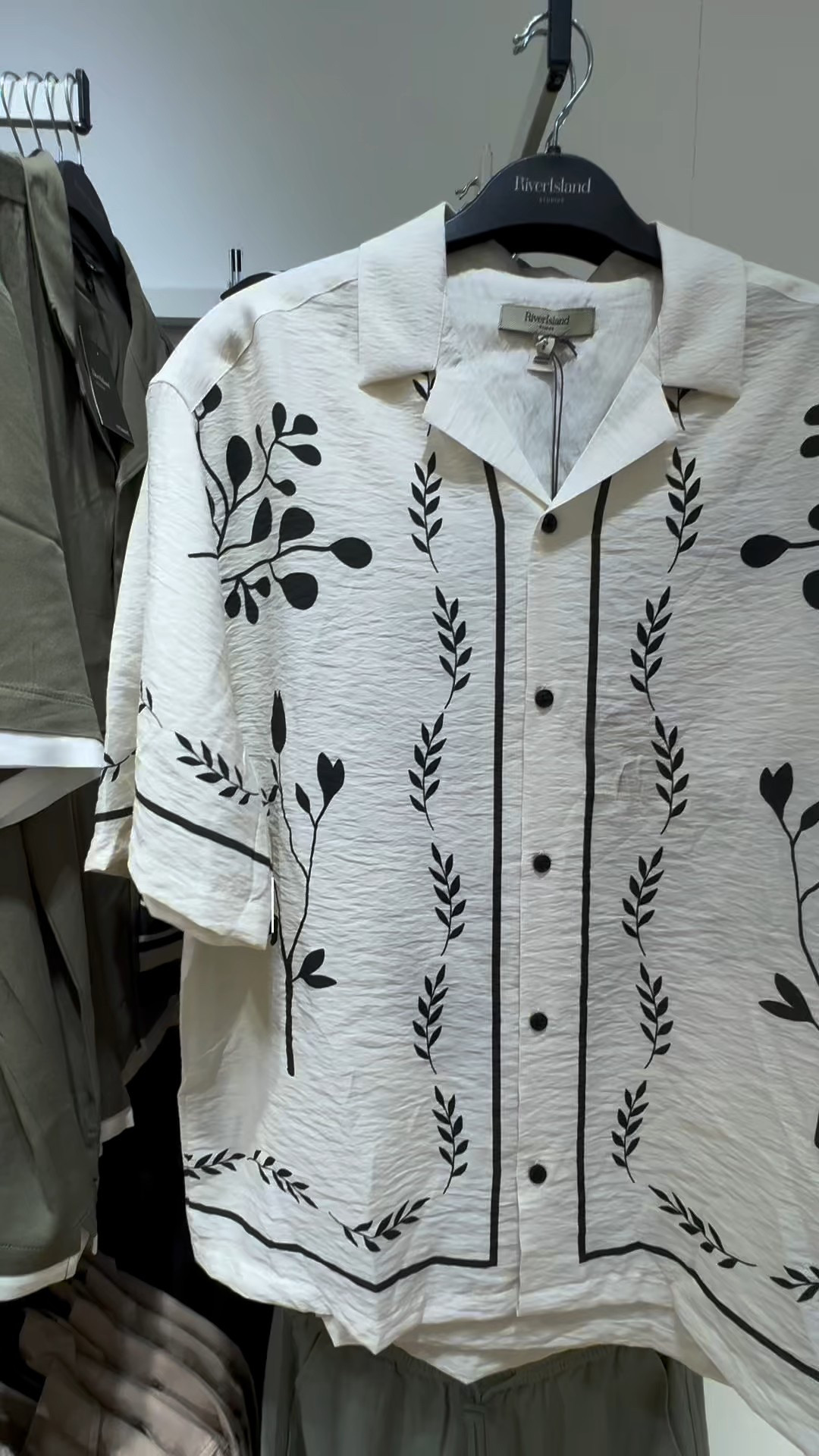 Let's talk River Island finds.
A few bits I spotted that are seriously worth trying on.
Which one are you adding to cart?

#riverisland #imwearingri #newinmenswear #mensfashion #ukhighstreet #menswear #styleinspo #summermenswear #dresscode #ootdmen #mensstyle #riverisland #menswearfinds #ukmensfashion #mensfashion #summerstyle2025 #highstreet #fashioninspo #stylebloggeruk

#LTKsummer #LTKmens #LTKuk