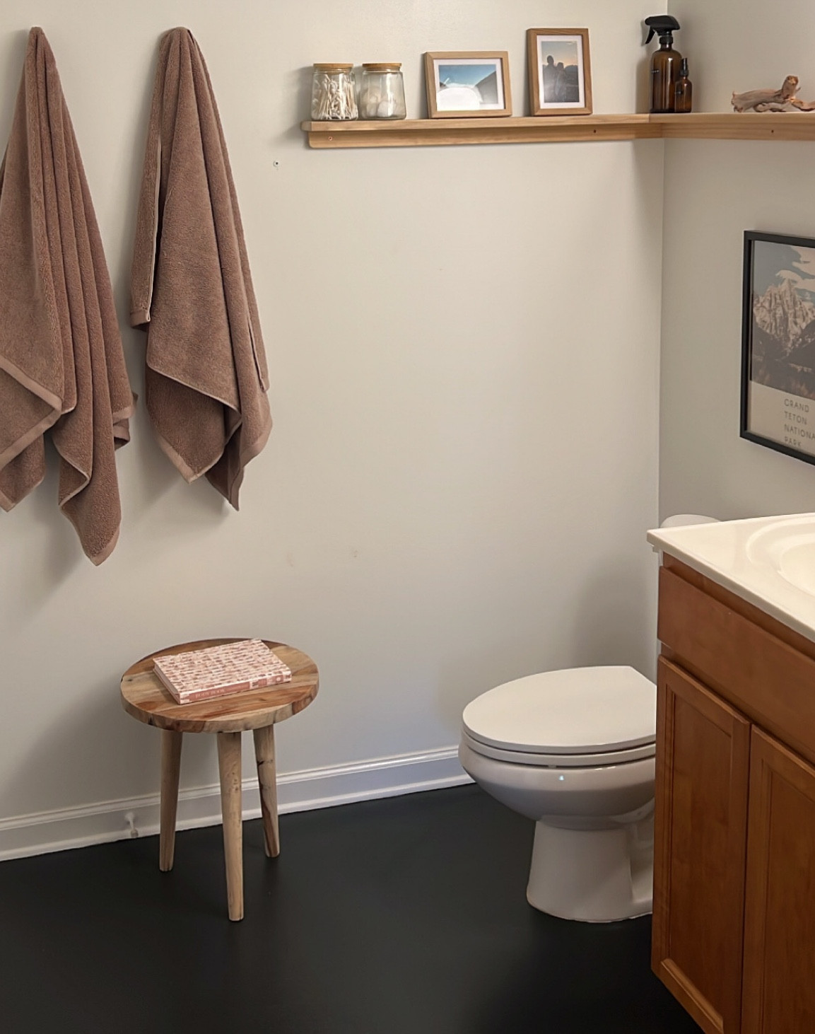 Budget-friendly way to update your floors: paint them with this kit! You can choose from several colors. I went with black 👌🏻