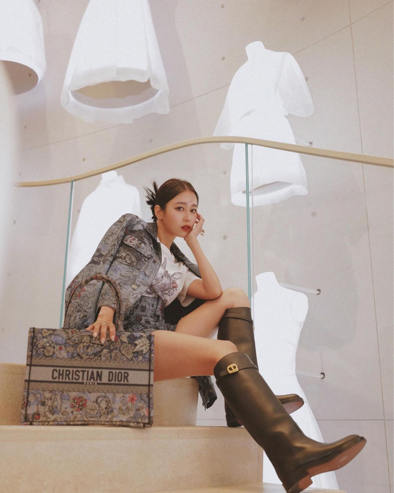 今天！！真的是Happy Friday Night!!!
看到好多朋友一起逛街一起拍照 實在是太開心了：）
今晚真的熱鬧到不行🤣🤣

感謝dior 邀請
今天到台北101旗艦店
外牆是代表品牌寓意的立體背光籐格紋
進店每個角落都好美又充滿藝術感～
而我最愛的就是旋轉樓梯！
是從巴黎總店汲取靈感而打造

這次！還有第一次於台灣呈現DIOR家飾系列！
家裡正在裝潢的我
我超想直接把餐具還有抱枕帶回家～～～
還有慶祝開幕的101旗艦店獨家商品

農曆新年大家一定要來超美的Dior台北101旗艦店走走吧～

@Dior #dior
#LTKtaiwan #LTKasia

#LTKstyletip #LTKitbag #LTKshoecrush