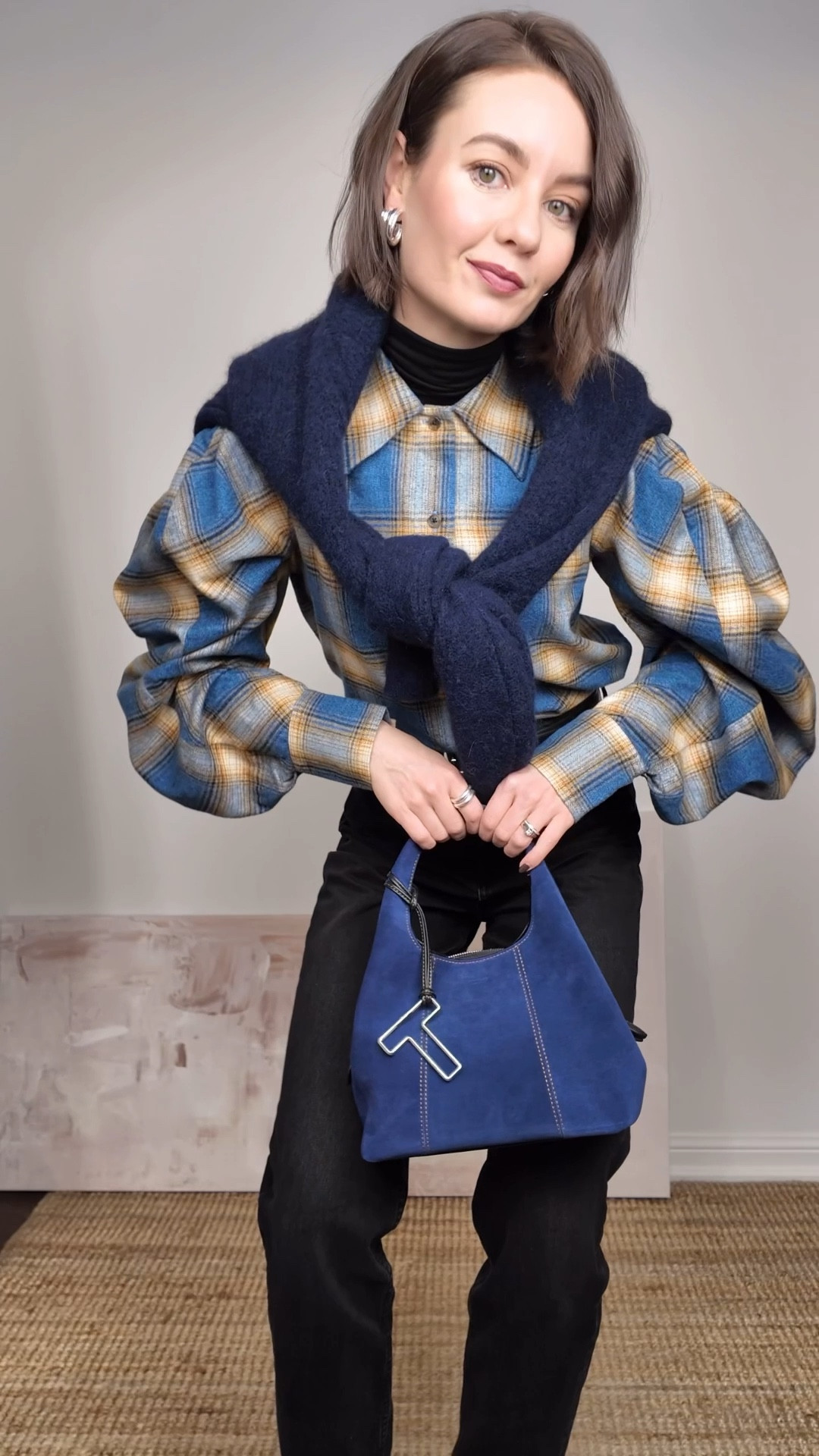 In love with checks/plaids this season, and a bit of colour😉

Flannel shirt (xs), black jeans, black ankle boots, black turtleneck (xs), blue suede bag

#LTKootd #LTKFindsUnder100 #LTKgrwm