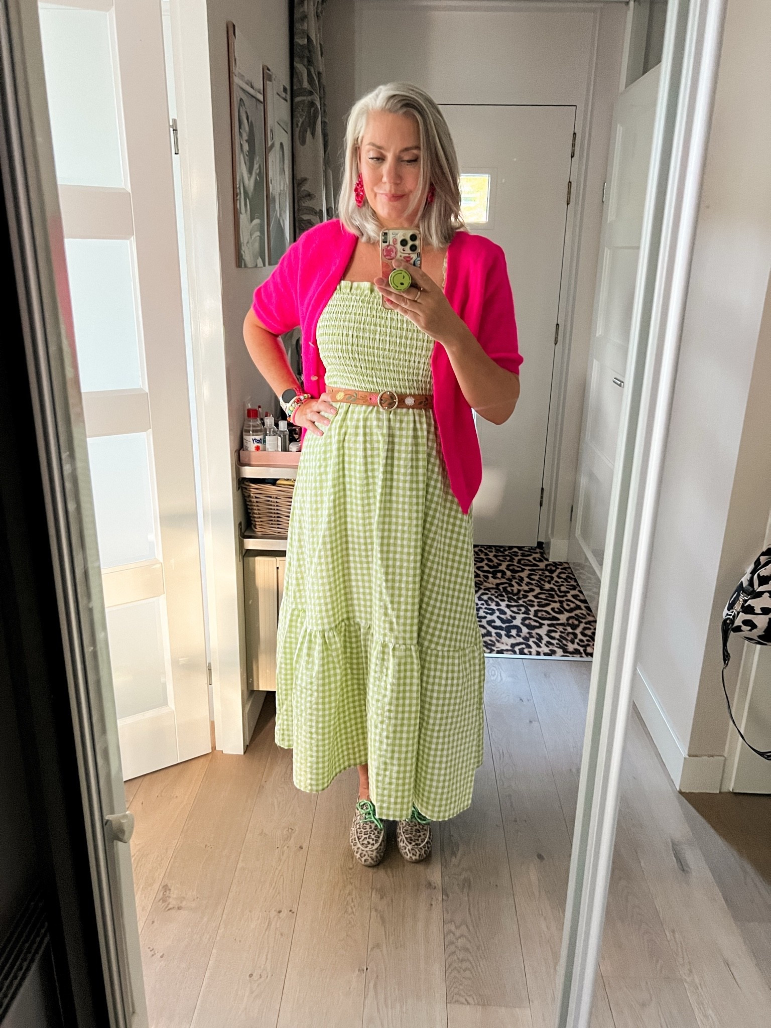 OOTD - Woensdag. Een groene gingham geruite jurk (xl), een bruine riem met borduursels. Een felroze vestje met korte mouwtjes (oud) en bootschoentjes met luipaard print waarvan ik de veters verwisseld heb.

#LTKnederlands #LTKeurope #LTKmidsize