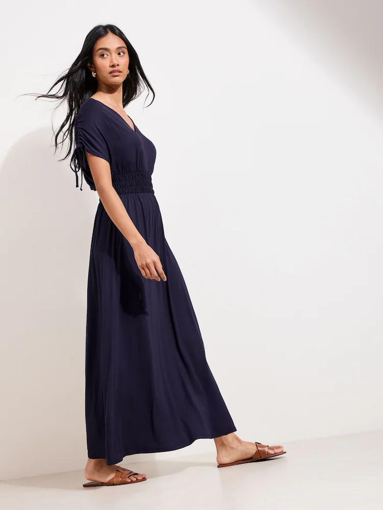 Marineblau/blau - Friends Like These \u2013 Maxikleid mit V-Ausschnitt, gesmokter Taille und Jers... | Next EU