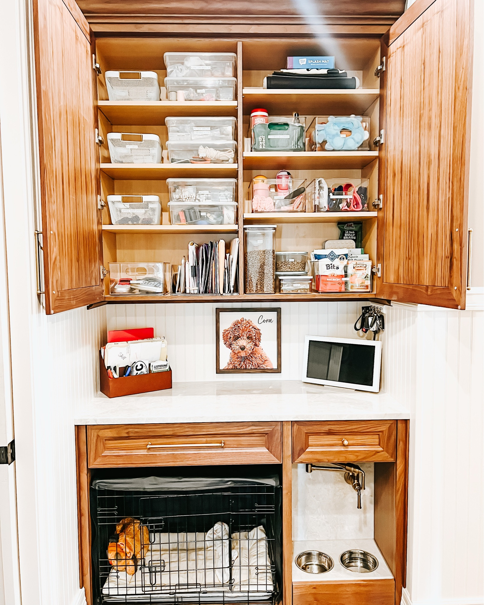 There’s something so satisfying about a really good command center.

It gives all those random household things you’re always looking for an actual home, while keeping everything easy to grab when you need it. We even created a whole section just for the dog because, well, duh🧡🐾

#organizedbyjm #dogsofinstagram #entrywayorganization #homeorganization #organizing