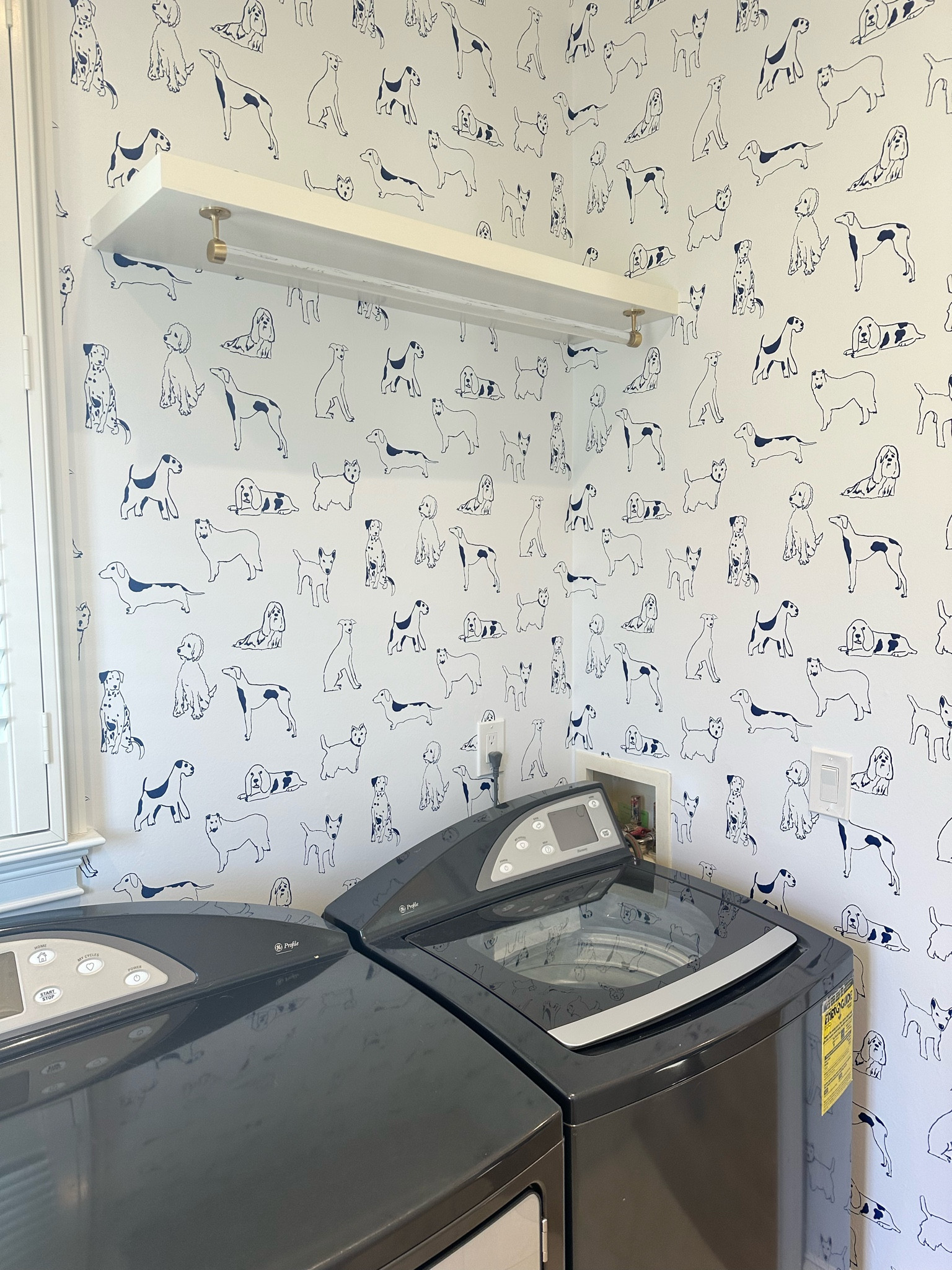 Peel and stick dog wallpaper! 🤩

#LTKhome