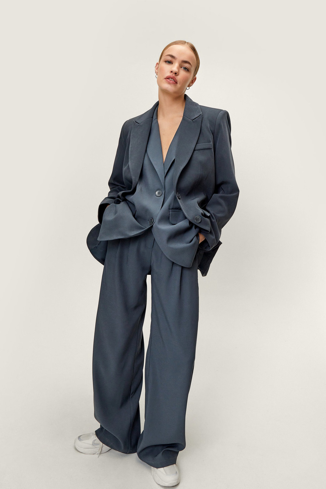 Pantalon à plis à jambe large et à coupe ajustée de qualité supérieure | Nasty Gal FR