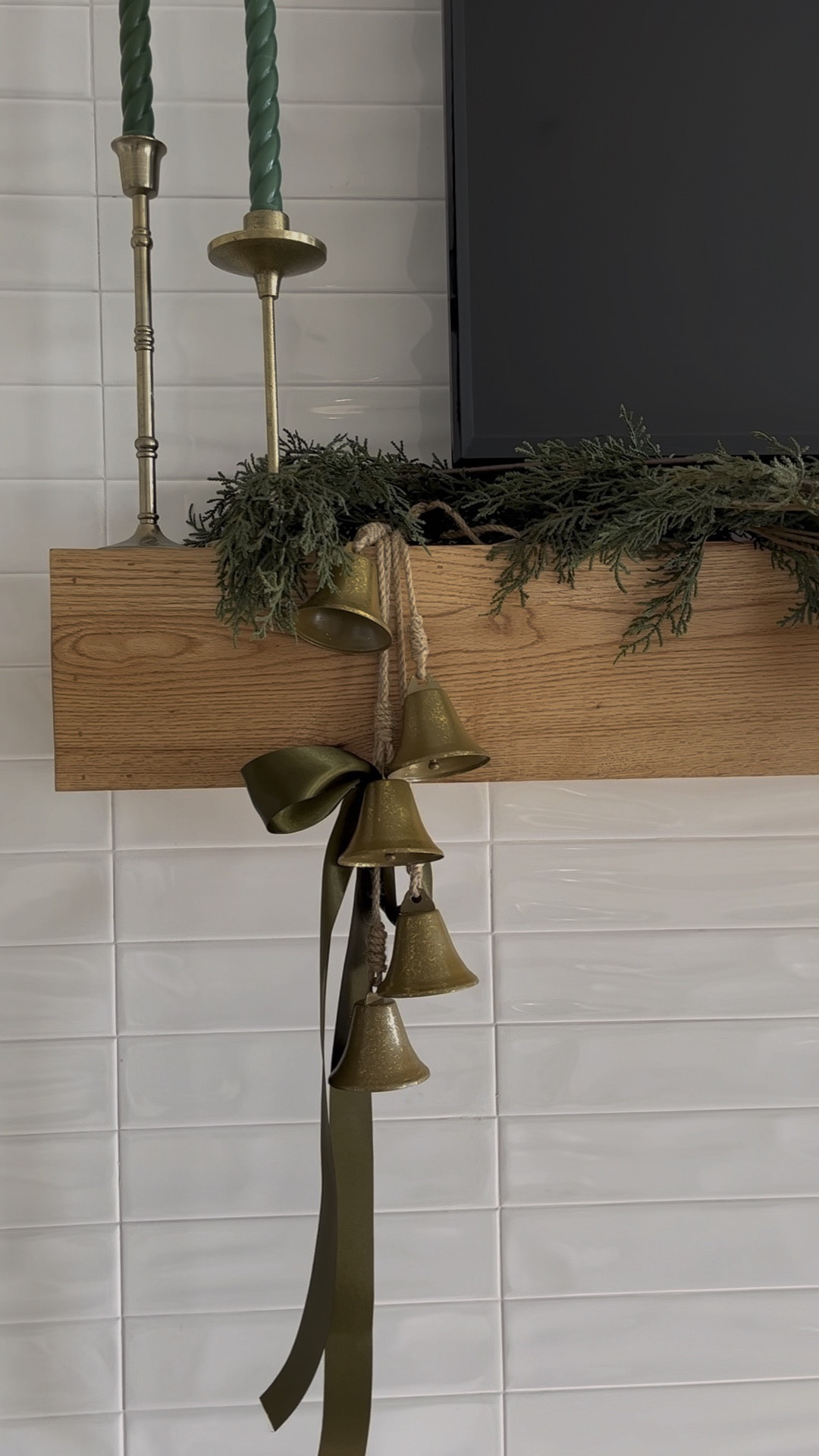 FIREPLACE DECOR 🌲🤍

#LTKhome #LTKSeasonal #LTKHoliday