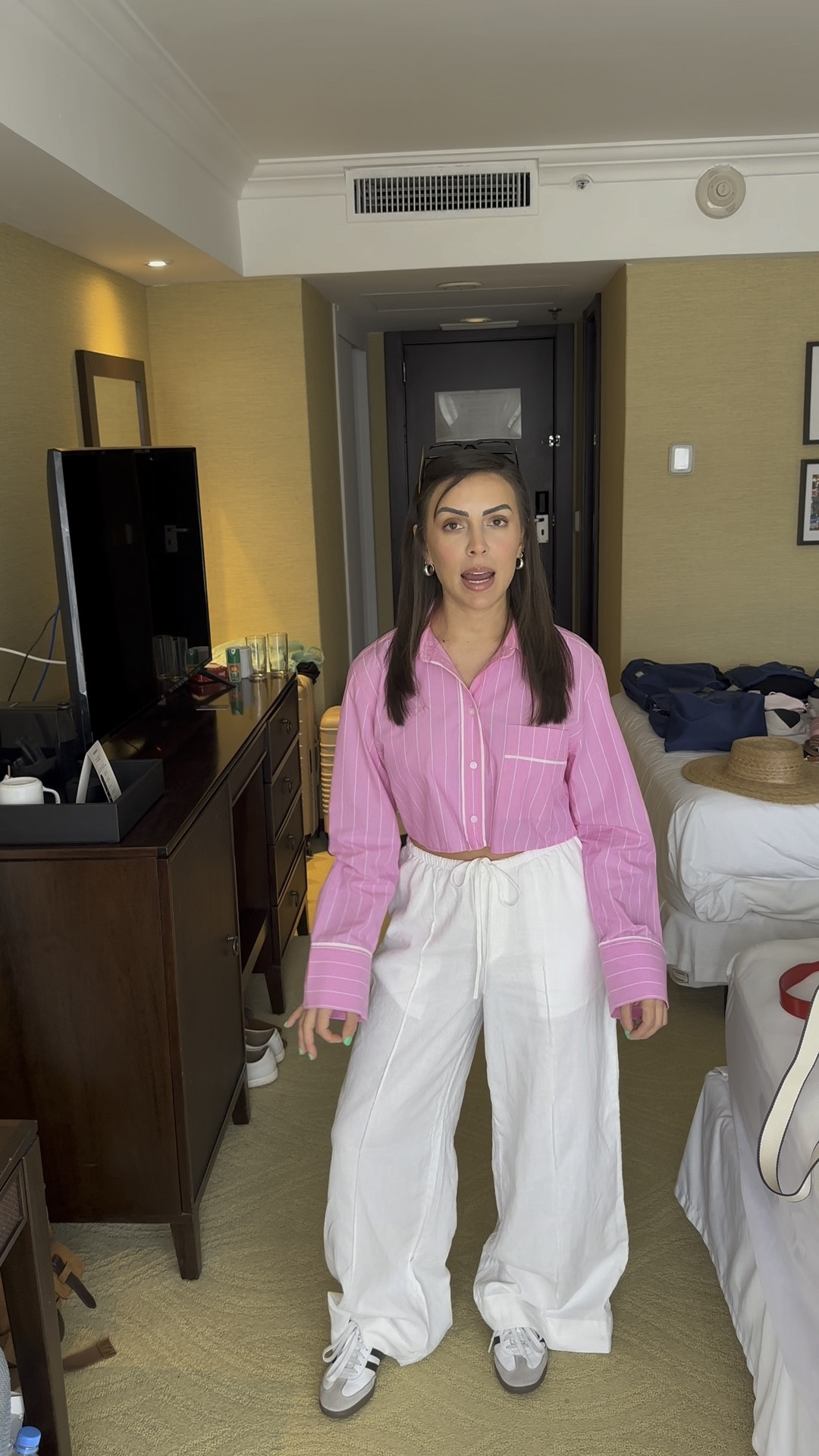 Top: https://c.c8.io/wysrxf6
Red Purse: https://c.c8.io/AasPXpG
Brown Purse: https://c.c8.io/z9kprfO
Pants: Small


#LTKShoeCrush #LTKStyleTip #LTKVideo