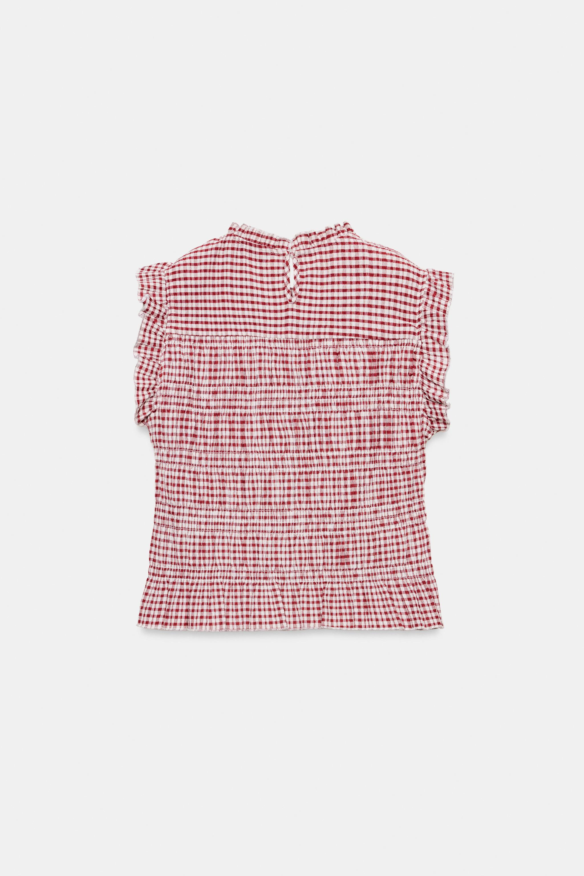 Model height: 177 cmRound neck, sleeveless top with ruffled and elasticated trims. Featuring a bu... | Zara US