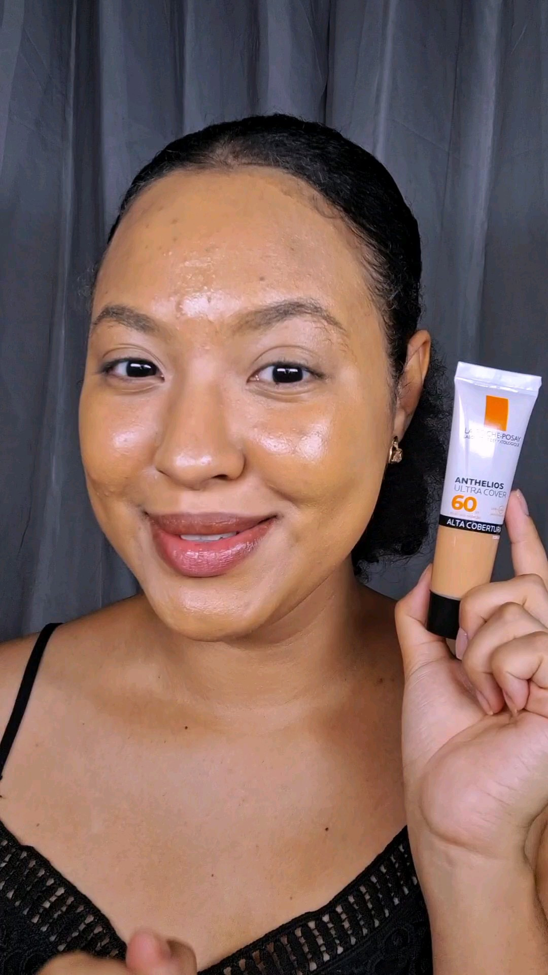 Bora de resenha do Protetor Solar Facial Anthelios Ultra Cover FPS60 La Roche-Posay 💙    6 cores, promete 12hrs de alta proteção, cobertura de base já na primeira passada, textura natural, leve e fluída, e não craquela, é oil free, tem proteção UVA e UVB, também e é hipoalergênica, não arde os olhos, é dermatologicamente testada.   Contém Niacinamida, Vitamina E, Água Termal de La Roche-Posay, Sistema Filtrante de La Roche-Posay 

#LTKbrasil #LTKbeleza #LTKguiadepresente