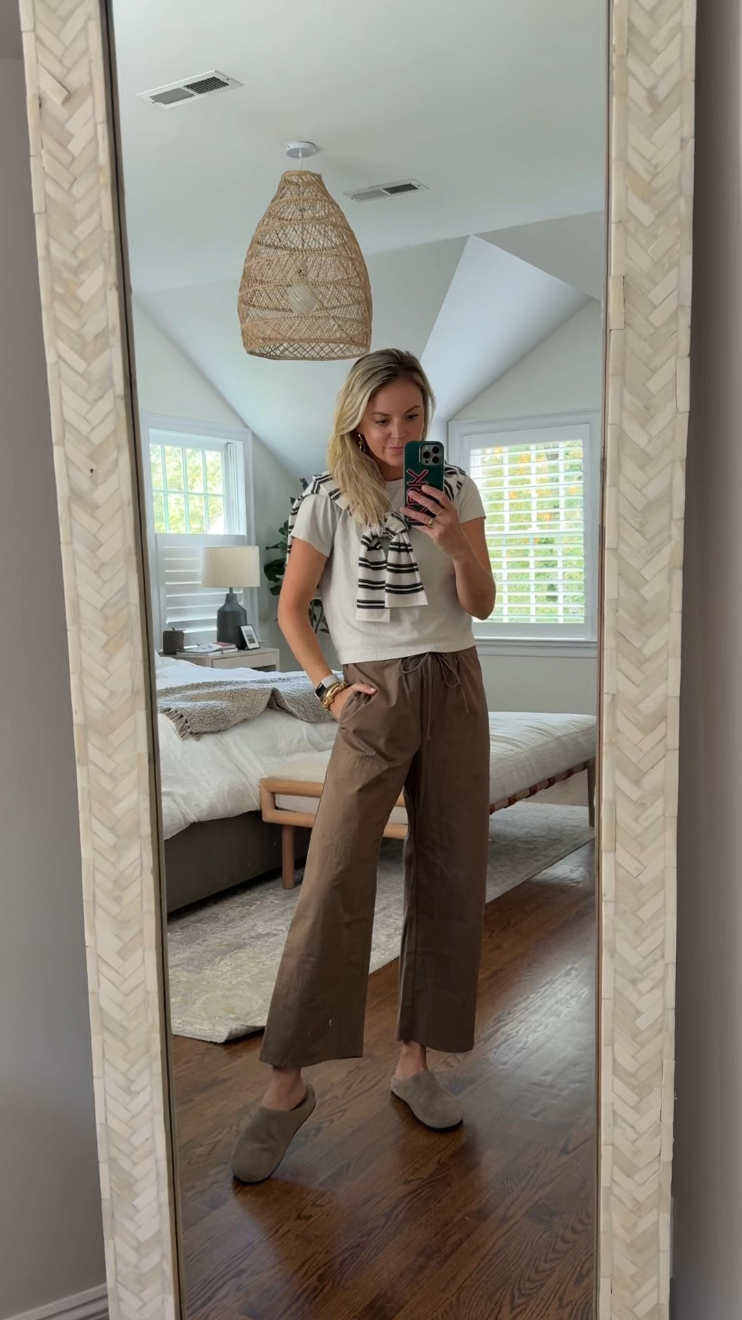 OOTD 🍂
•small tee, tts
•small sweater, tts
•XS pants, size down (these run big! I could even do an XXS) 
•clogs tts