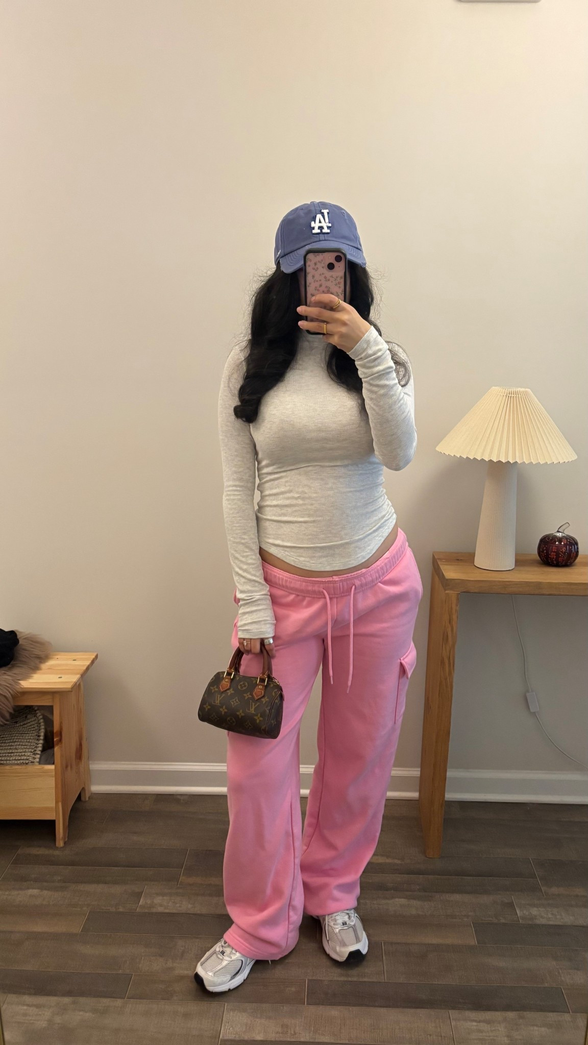 Walmart no boundaries pink cargo sweatpants (s)
New balance 530 sneakers navy