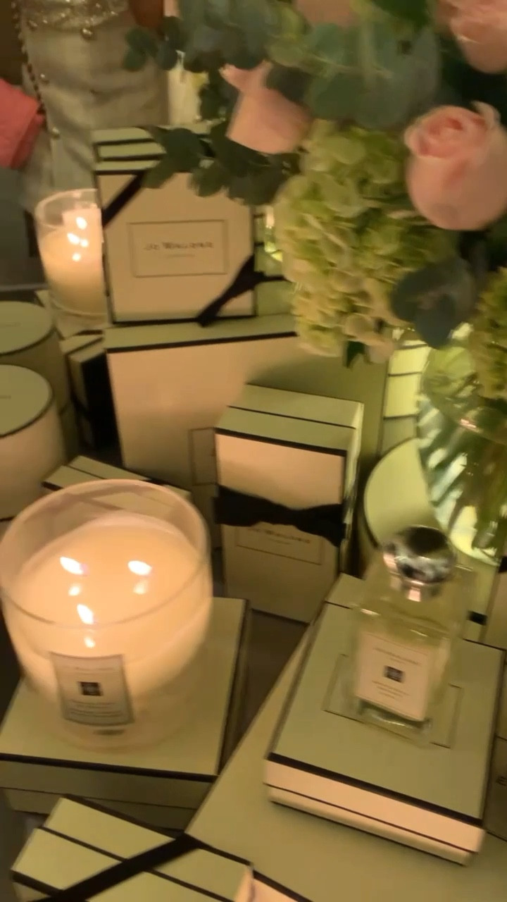  Eu imagino que o cheiro do paraíso seja como o cheiro das VELAS DA @jomalonelondon 🌸

 Quando estive na inauguração da casa LTK esse era um cantinho que passaria horas tranquilamente. É hipnotizante, é tranquilizador, é suave, é um cheiro de abundância do bem estar! 

 Os produtos foram bem elaborados com fragrâncias maravilhosas! 

#garimpodakelly #home #jomalone #fragrancias #essencia #ltkcreator #ltkhome #beauty #bemestar #lookdodia #tweed #alfaiataria #ltkconbr2023

#LTKbrasil #LTKeurope #LTKhome