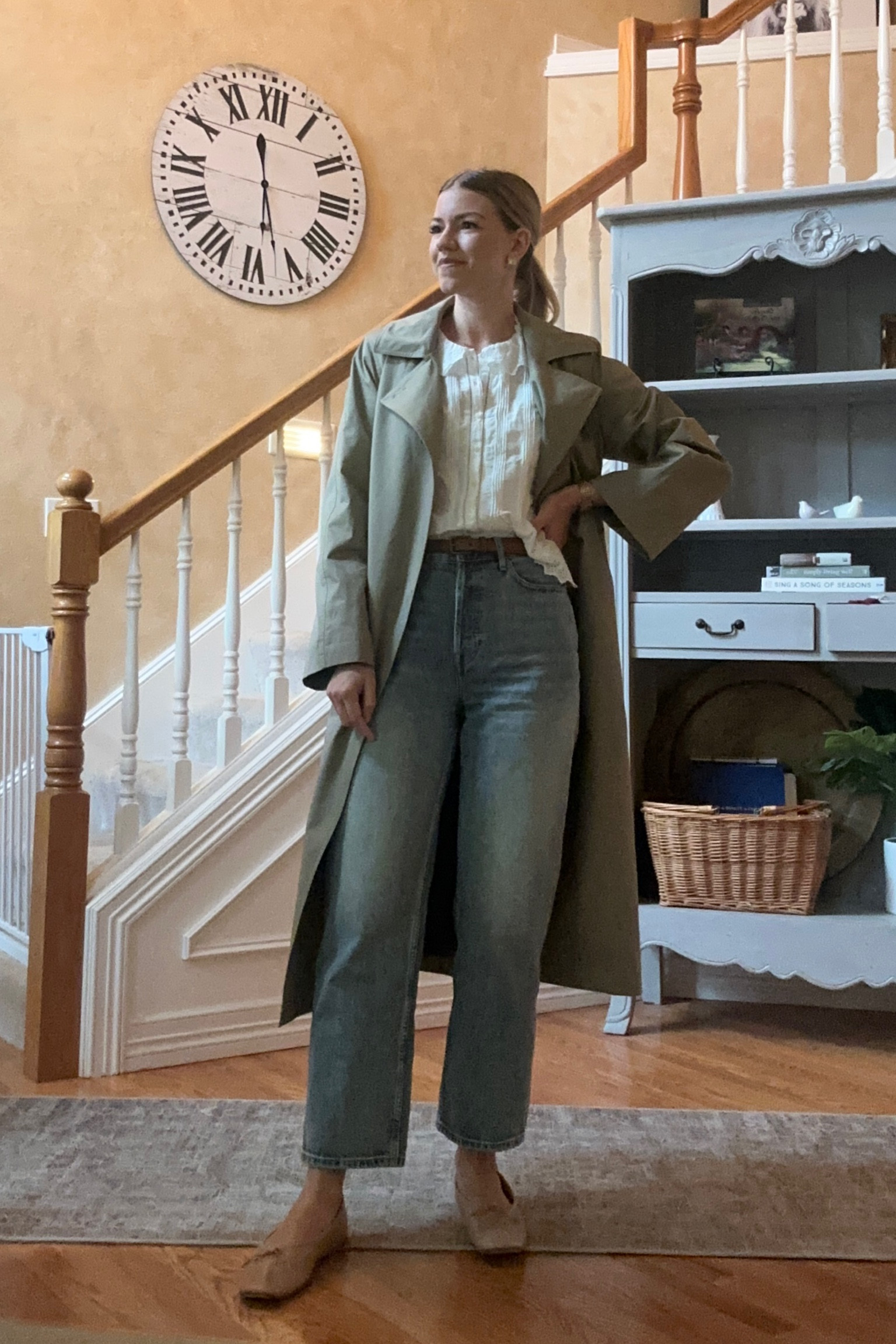 Easy mom outfit for fall! Simple wardrobe basics for a put together look!
Shoes are TTS
Jeans are TTS
Linked to a super similar trench coat and top!