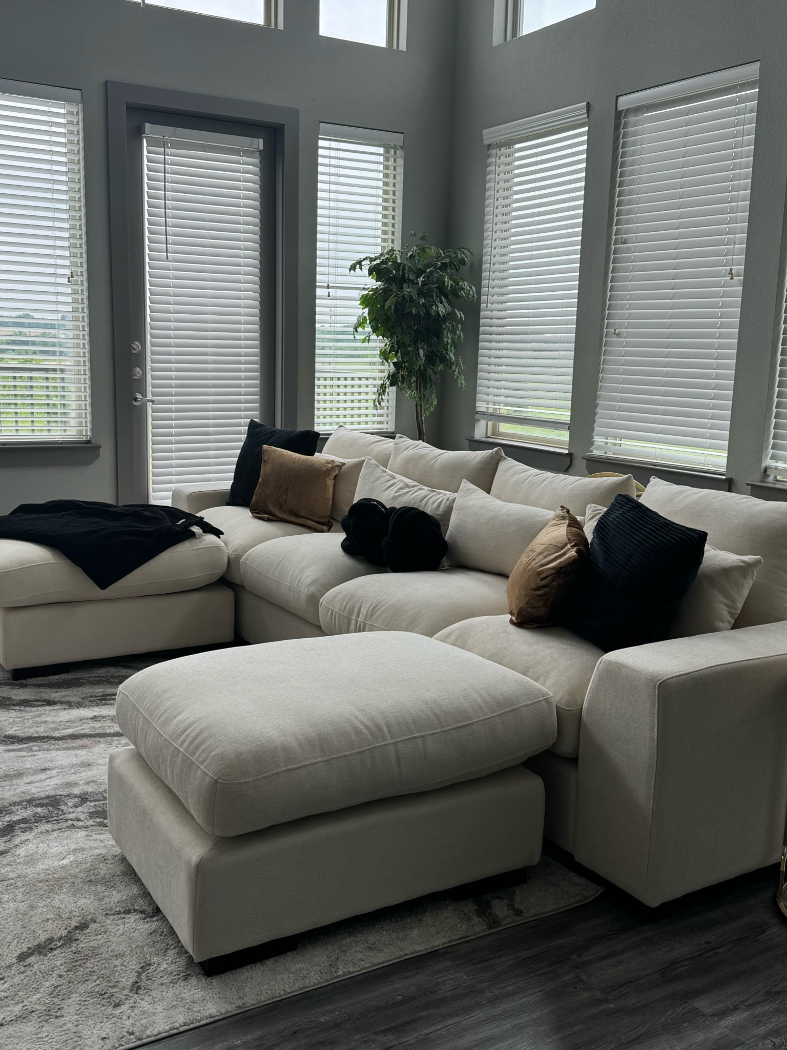 please note :
- both L pieces are ottomans. 
_pillow covers are removable

