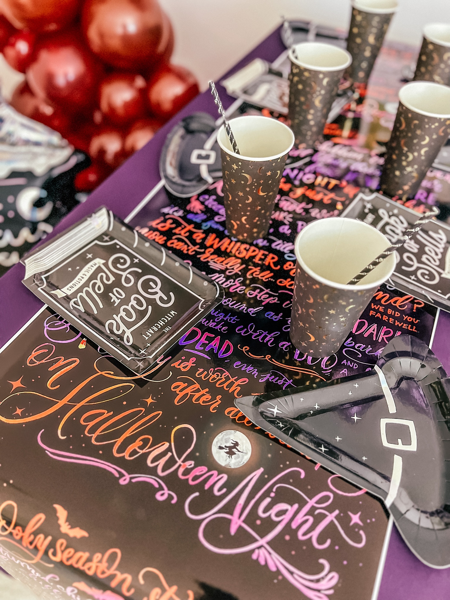 Halloween tablescape 



#LTKHalloween #LTKhome #LTKSeasonal