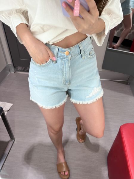 NEW $22 high rise jean shorts at Target! 🎯 available in curvy sizes as well — I wear a 0 in them!✨👏🏻👀


Trending Fashion, Denim Shorts, Jean Shorts, High Rise, Midi Shorts, Summer Fashion, Spring Fashion

#LTKunder50 #LTKstyletip #LTKunder100