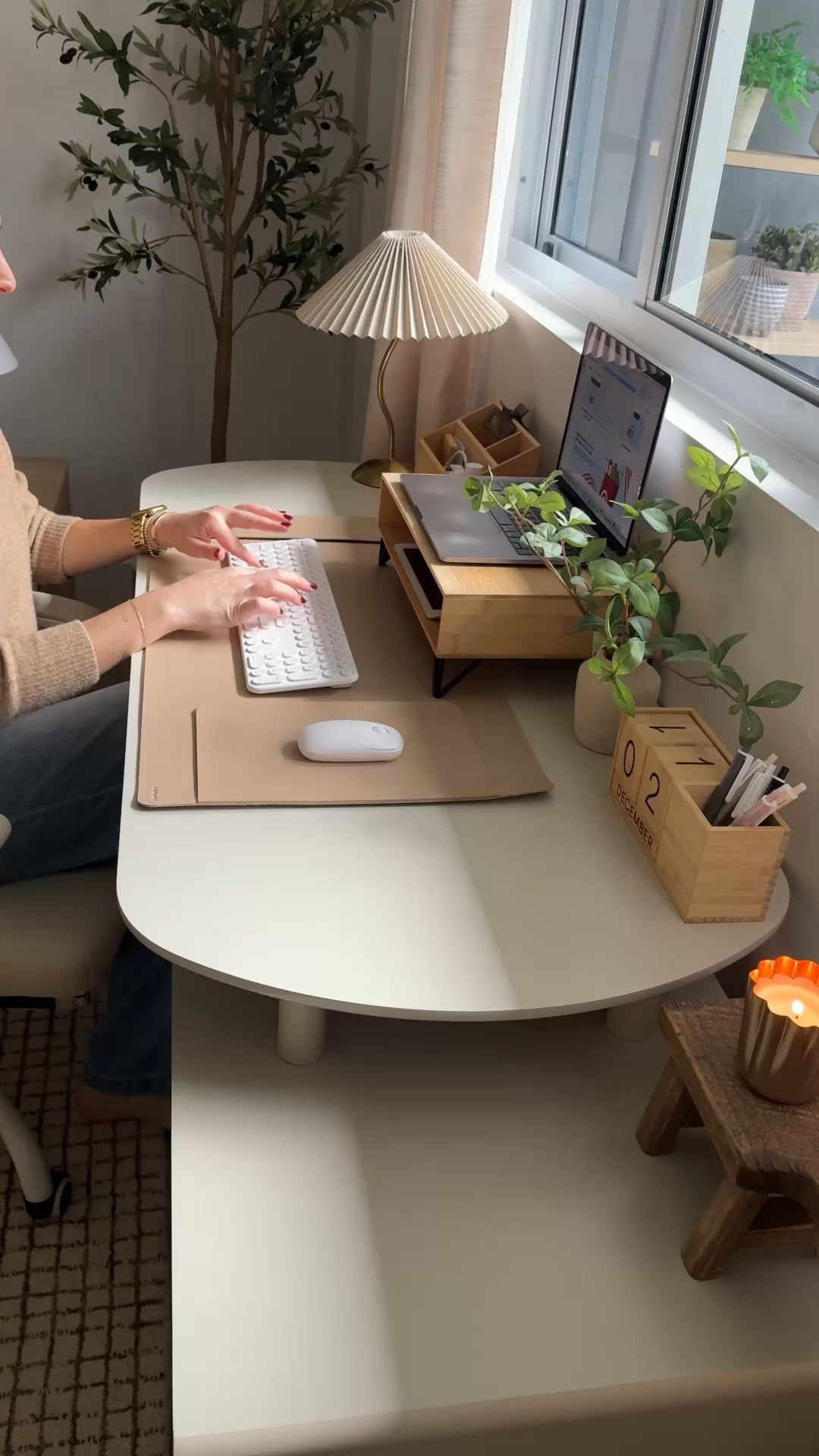 Desk organization / styling 👩🏻‍💻

neutral home, home office, home office decor 

#LTKStyleTip #LTKHome