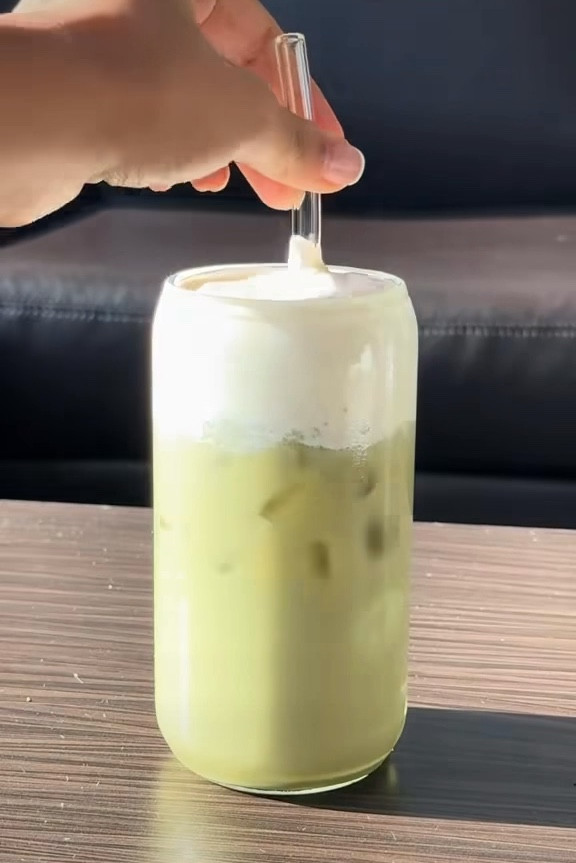 Dragon Fruit Matcha 🍵🤍
#matcha #dragonfruit #latte #drink #healthy #aesthetic 

#LTKHome #LTKFindsUnder100 #LTKVideo
