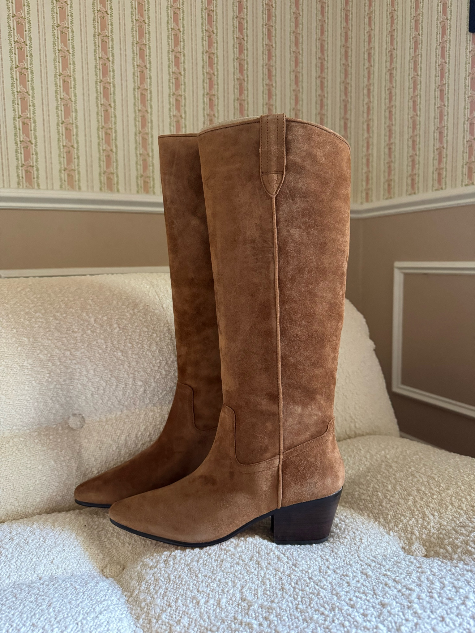 Suede knee high boots for fall 

#LTKShoeCrush #LTKStyleTip #LTKSaleAlert
