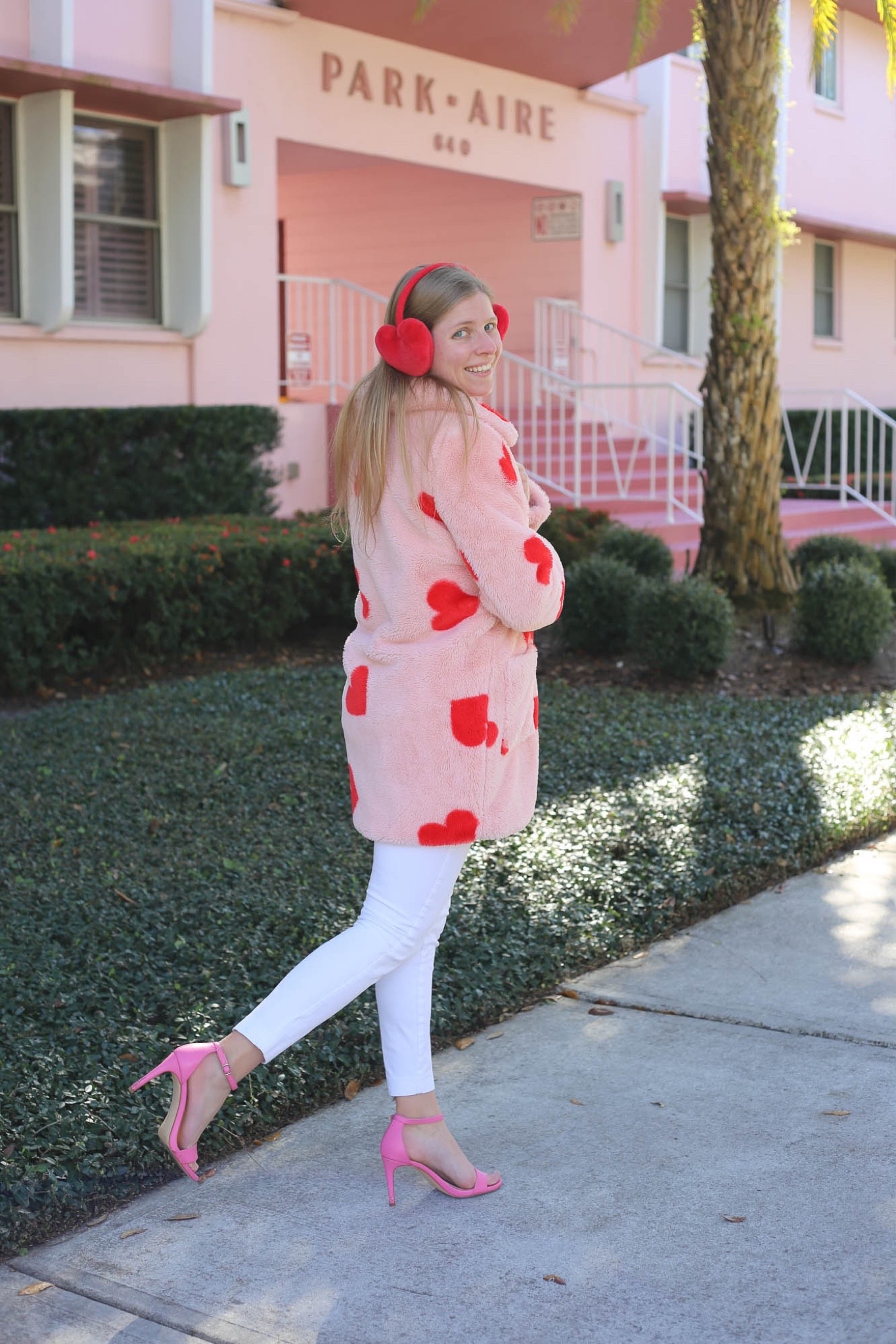 Hello from chilly (?) Florida! Could someone turn the heat back on? 

This cozy coat is a rental from @nuuly and is great for going out or lounging. ❤️


#mynuuly #valentinesoutfit #valentinesdayoutfit 