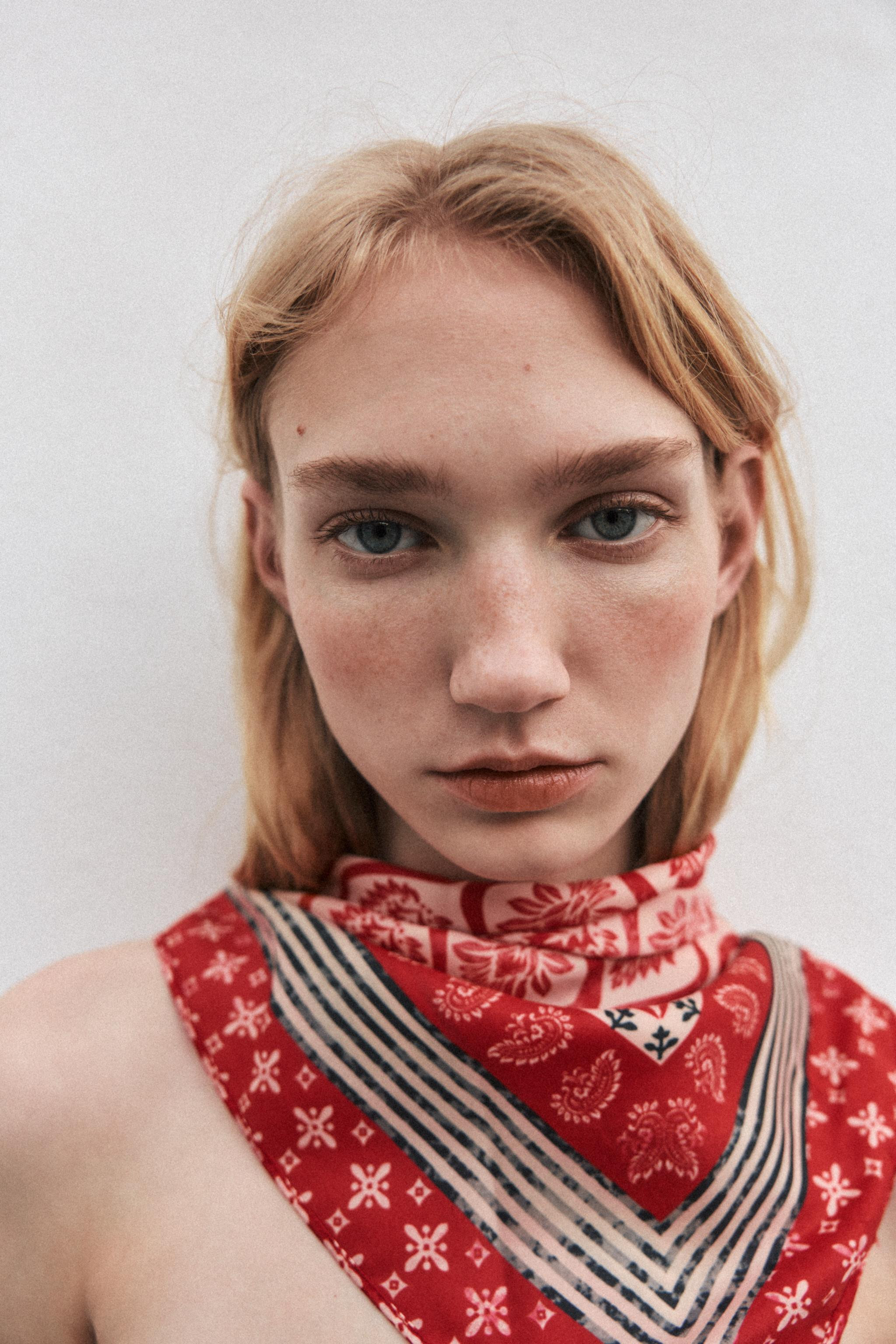 SATIN EFFECT PRINTED SCARF | Zara US