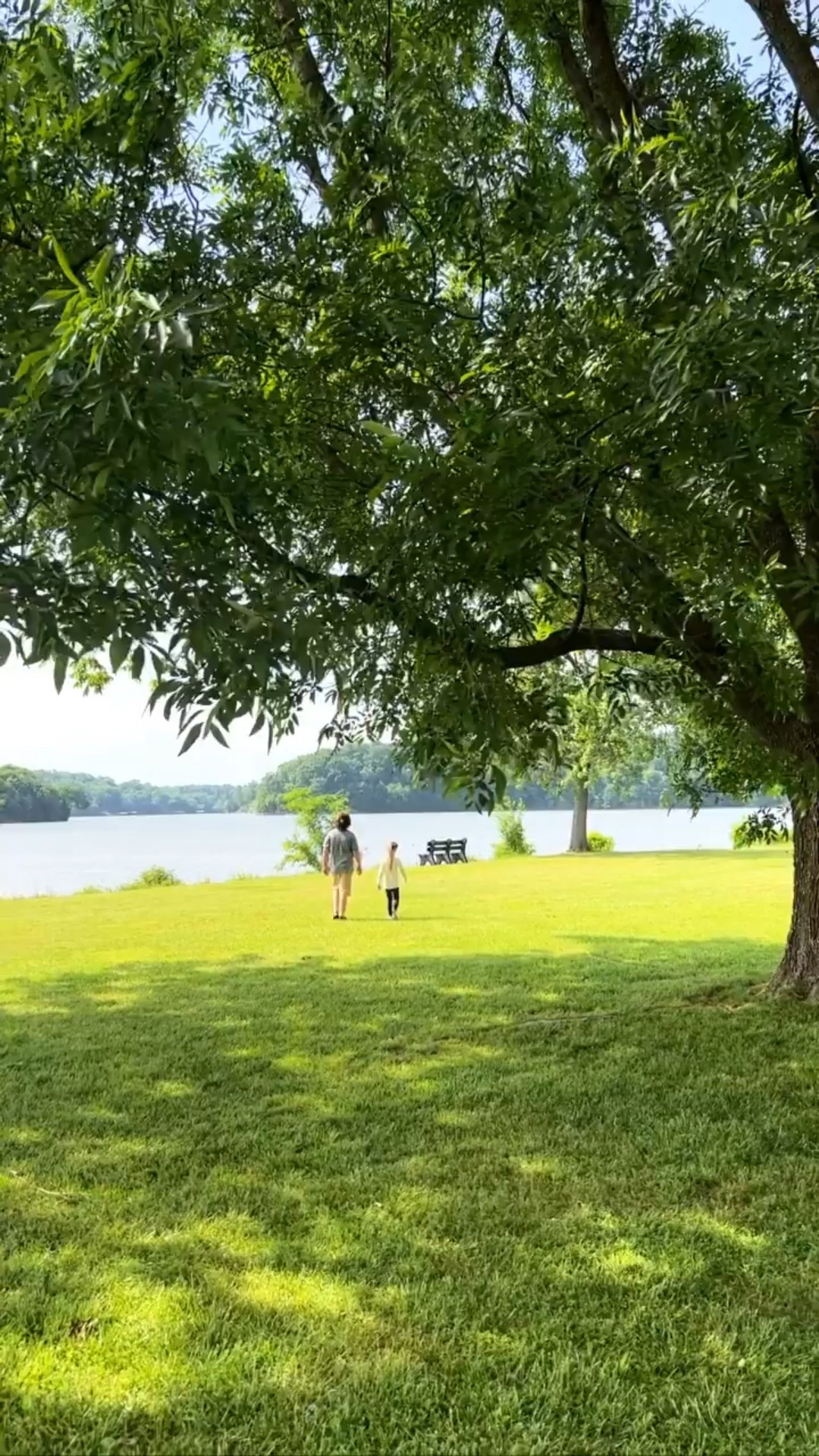 There is something soothing about being by water isn’t there?  We had a fun visit to #lakebarkley recently 🌊 It’s always so fun #adventuring with the kiddos 🌳 
Of course we had to pack some snacks for a mini picnic and tried a tasty new juice from @lovesuja 🍏 If you haven’t tried their Recovery Blue Tropicaloe, it’s a must try 😋 #refreshing #juice #onthelake #summer #organic #charlieandcrewtravels #charlieandcreweats