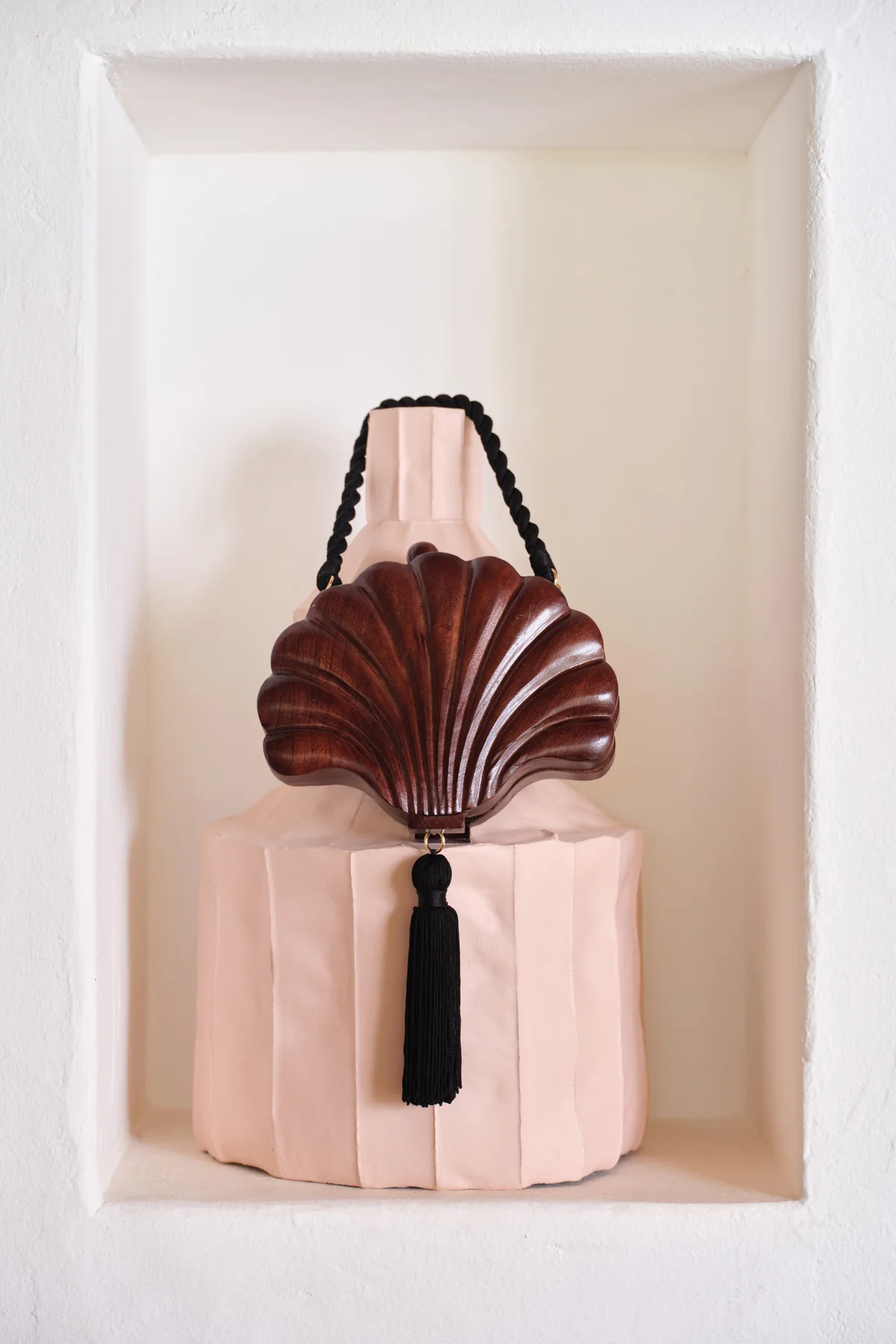 Carved Concha Clutch In Mahogany Brown | Simon Miller