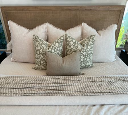 Shop our bedding and pillows

Bedding and pillows-bedroom linens-throw blanket-throw pillow-floral pattern-neutral bedding-duvet

#LTKhome #LTKstyletip #LTKSeasonal