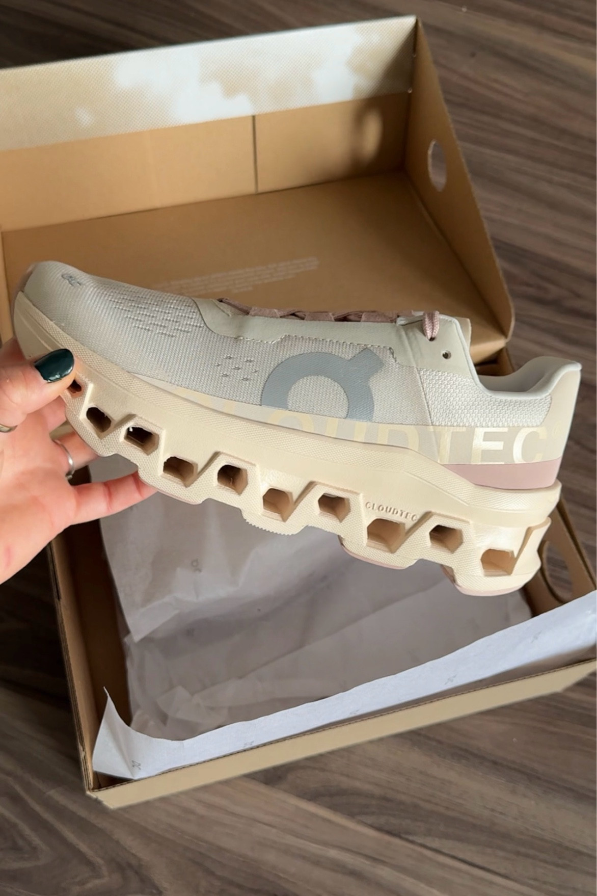 I’m obsesssssed! Finally got rid of my ons after three long years together & switched to the Cloud Monsters. I love how light weight they are & this color wave 😚🤌🏽