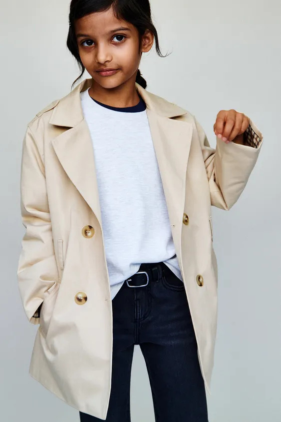 Trench coat with lapel collar and long sleeves. Double-breasted front closure. Adjustable belt at... | Zara US