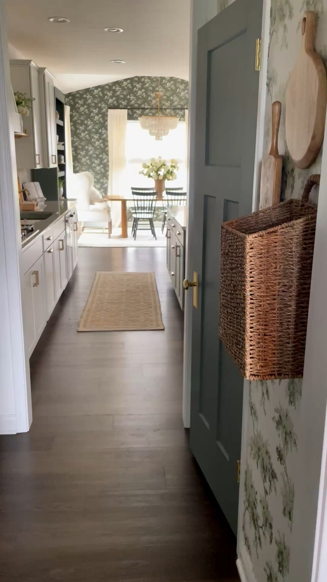 Summer kitchen… #greenkitchen #greenwallpaper

#LTKSaleAlert #LTKHome #LTKSeasonal