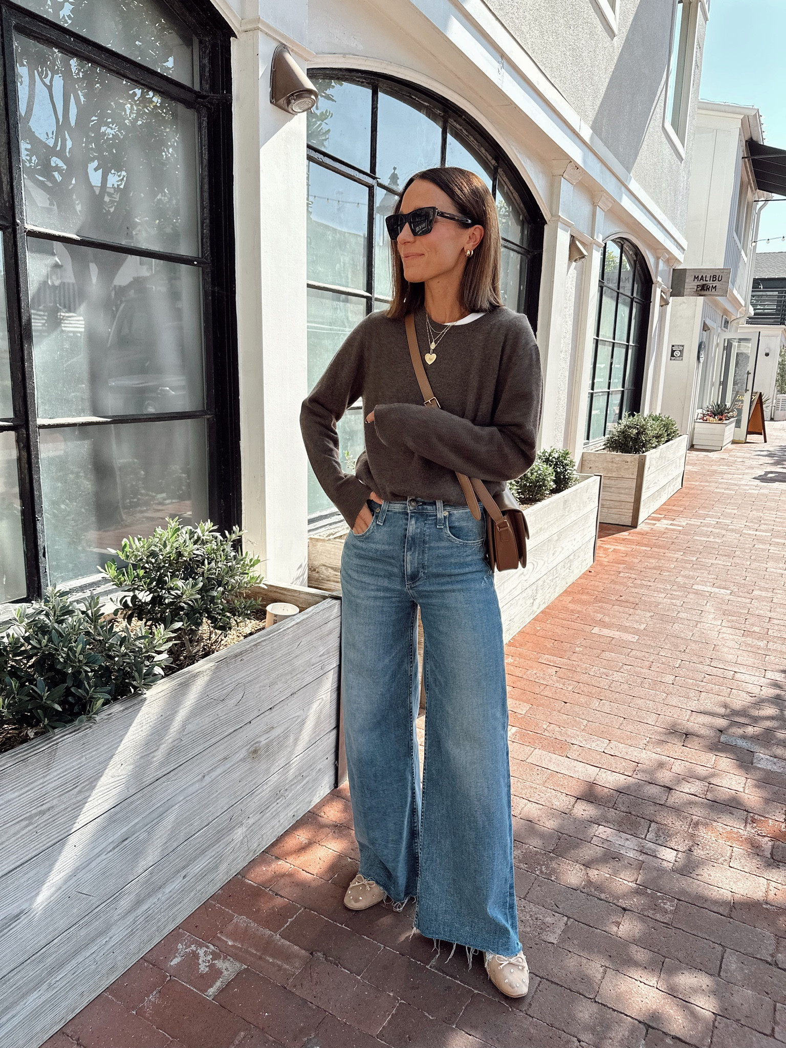 Today’s casual fall OUTIFT 
$50 cashmere sweater is so good for mild fall temps, or as a layer for cooler temps. It’s tts, but I went up 2 sizes for a looser fit (medium) 

#LTKOver40
