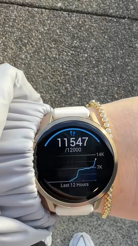 Garmin is currently having one of their only sales of the year! ⌚️👟 One of the biggest things that helped me stay consistent was a wearable tracker. It keeps me accountable with steps, workouts, sleep and recovery. Plus the battery last up to 12 days which is unreal 🤍