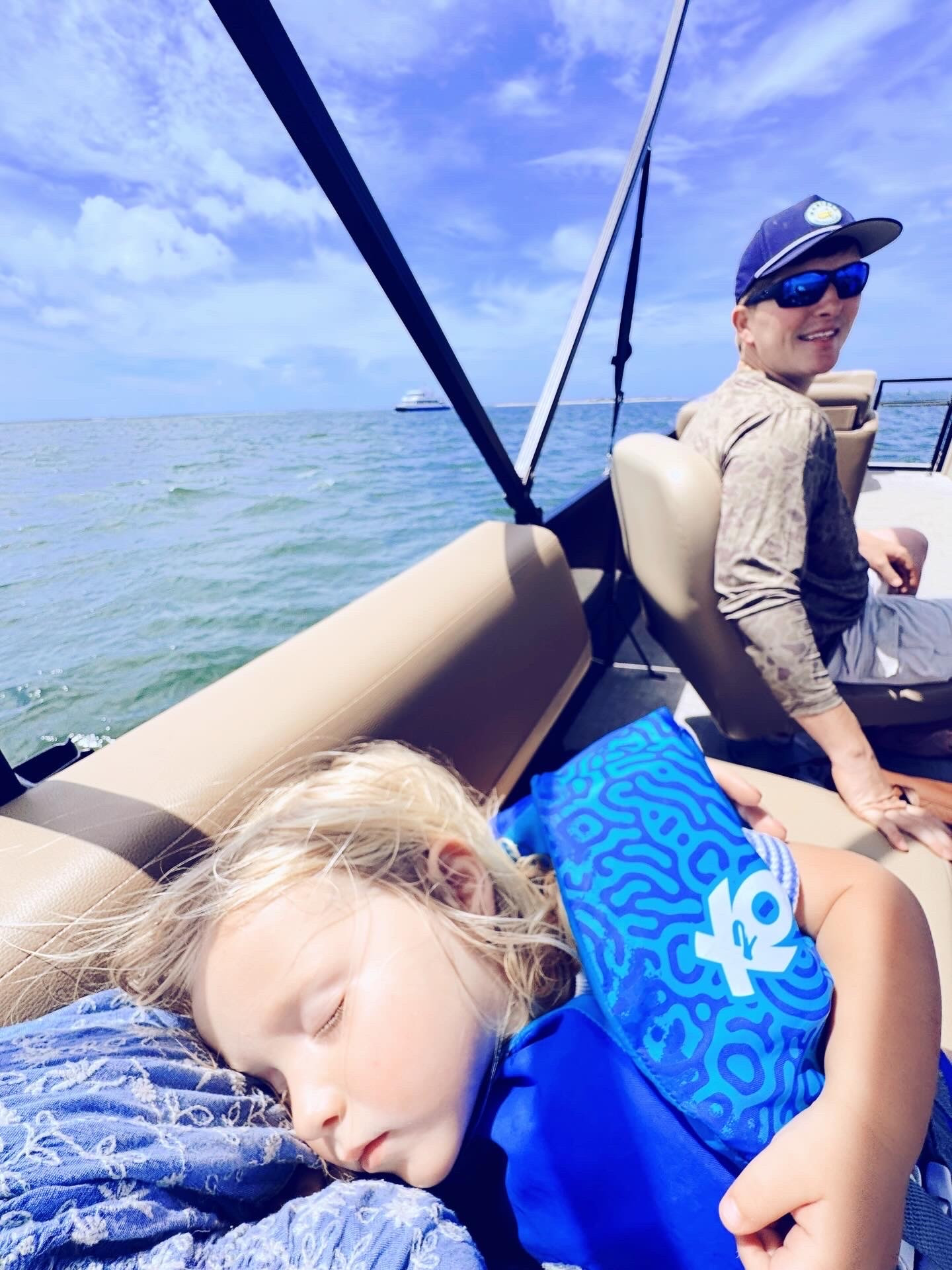 w h a t  a  v i e w ⚓️☀️🇺🇸🌊🤱✨⛵️🐚🌾 #hellooosummertime #memorialdayweekend 

It just doesn’t get better than a sleeping 💤 baby 🤱 in your arms on a boat 🚤… heaven on earth!! 🌊⚓️🇺🇸 Yay for a long weekend 🌞 spent on the water ⛵️, in the sand 🪣, splashing in the pool 💦, and all the cousin lovin’ and fun 🤩 ahead!! 🩵👶🏼💖 #cousinstime #onaboat #summerishere