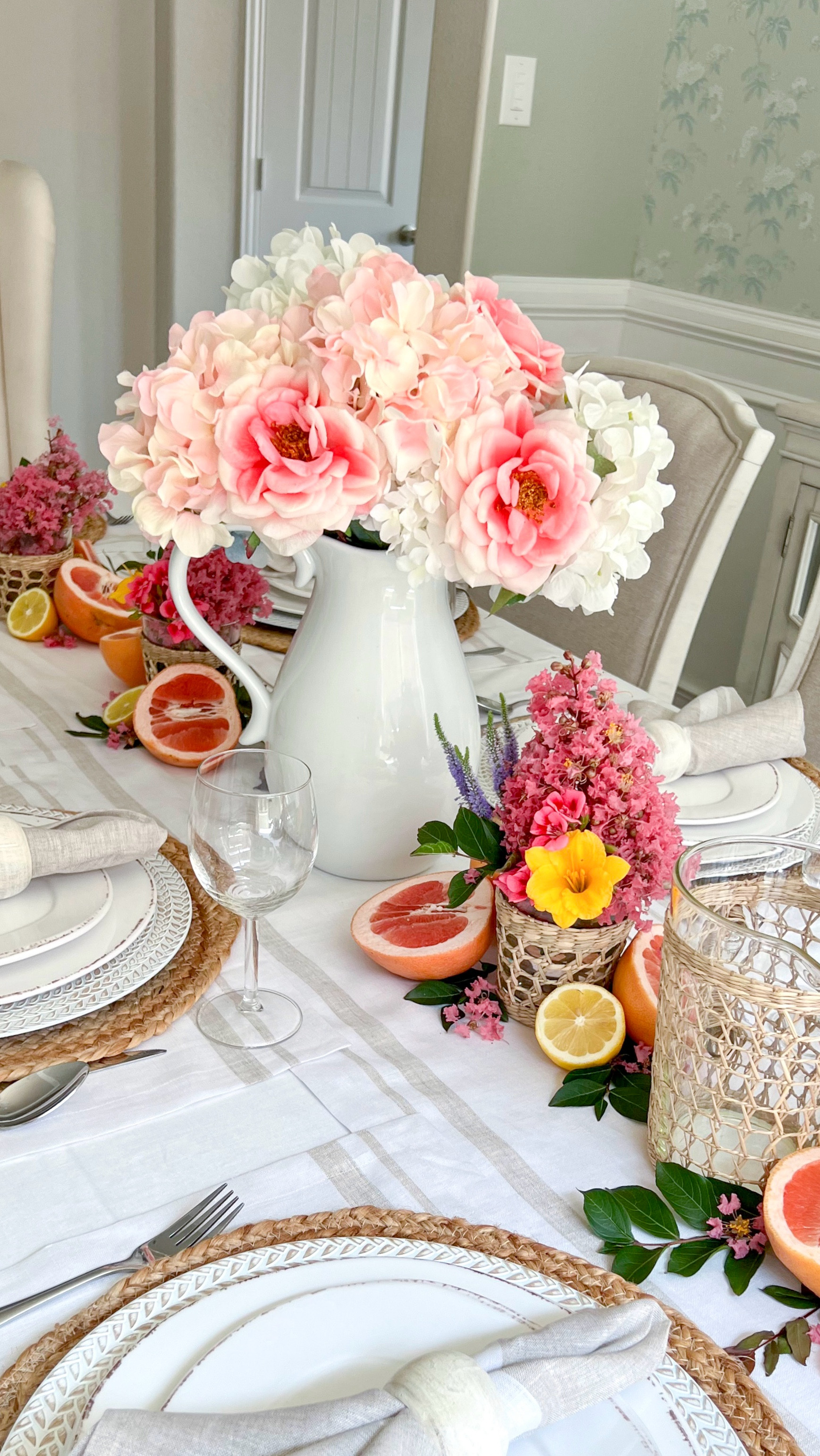 Easy summer tablescape idea? Citrus, always.🍋✨ It’s fresh, simple, and so pretty! I paired it with neutral linens and backyard blooms for a relaxed, elegant vibe.

