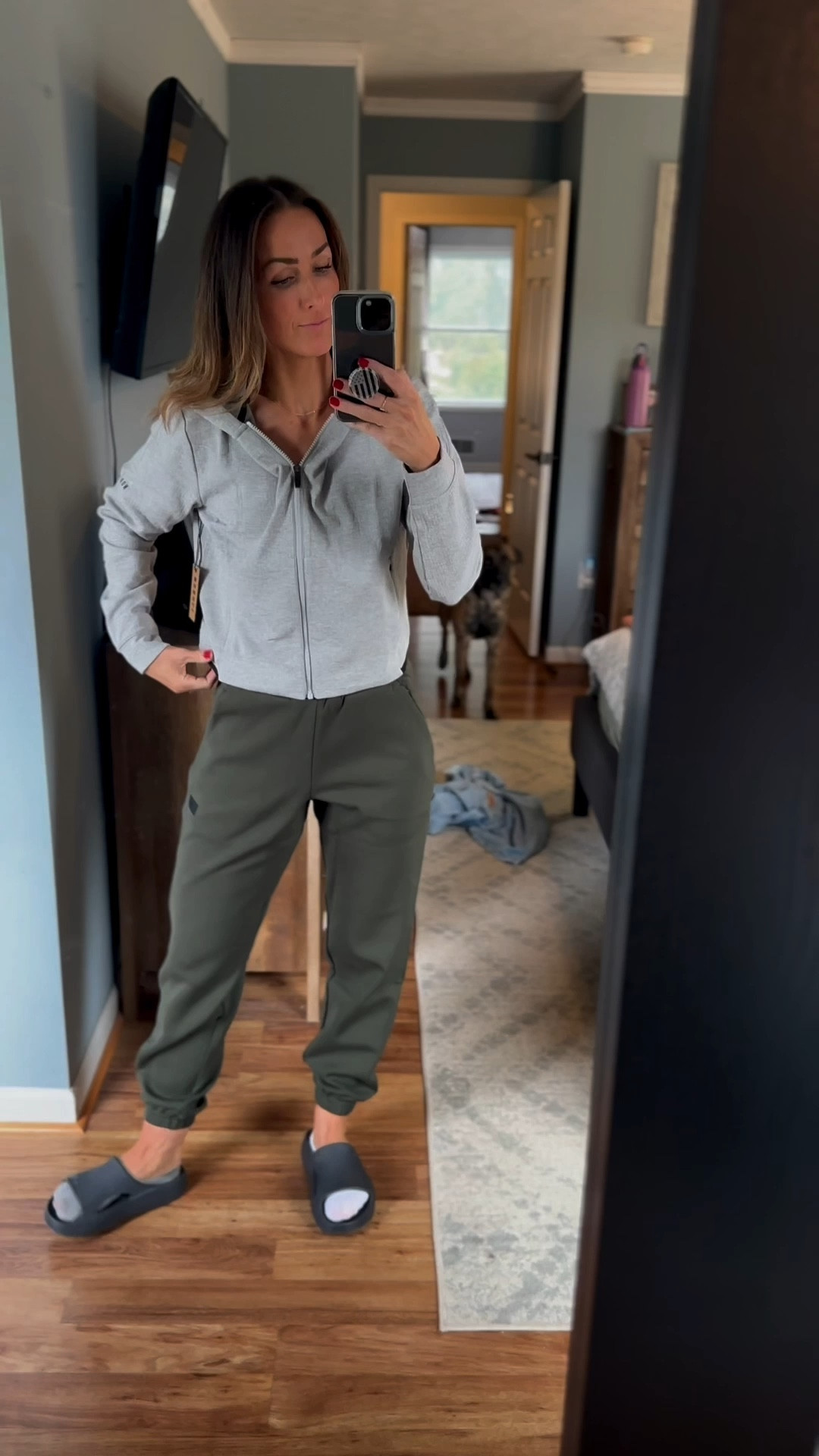 As always, I’m obsessed with No Bull gear! This running hat is awesome and these sweat! 😍