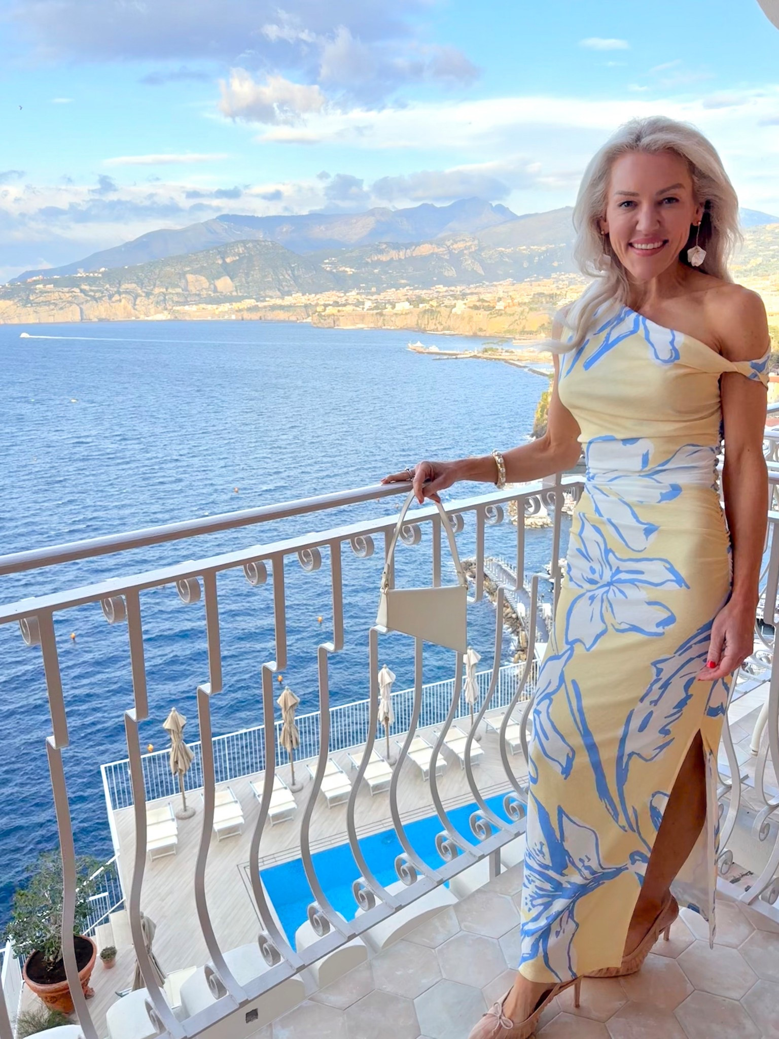 🔗 ⬇️

https://shoplucyrose.com/products/lemon-floral-esme-maxi-dress?_pos=1&_sid=b9f3a4dc6&_ss=r

#LTKTravel #LTKOver40 #LTKWedding