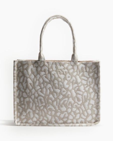 Leopard print book tote bag 

#LTKitbag #LTKfindsunder50 #LTKstyletip