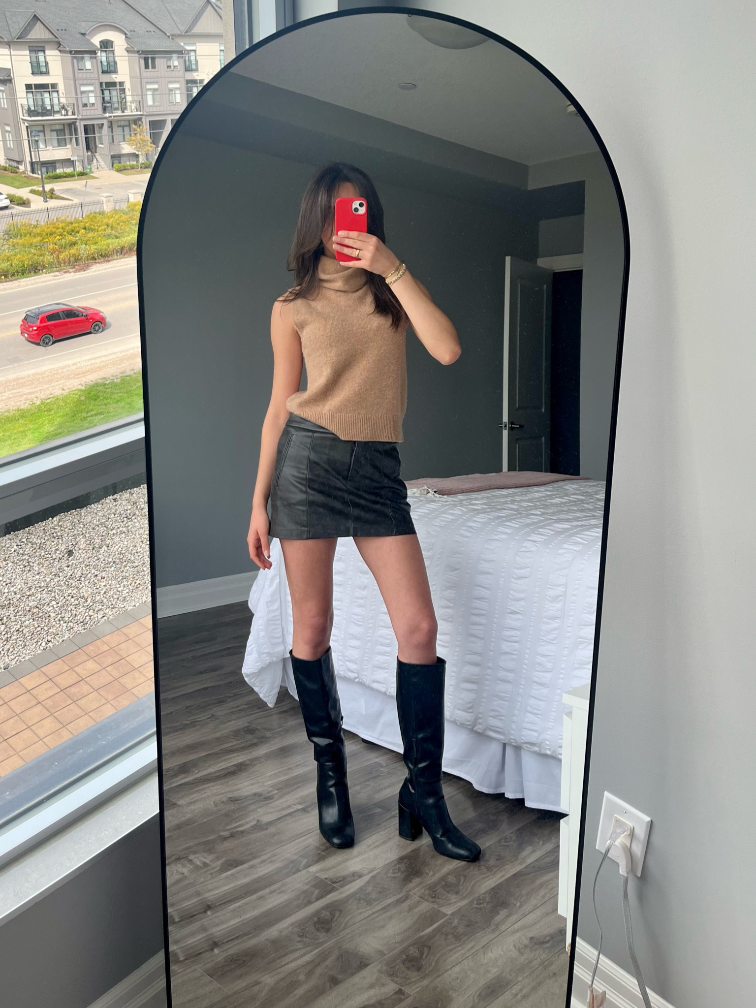 Did someone say fall? 🍂🍁☕️


Brown cashmere sweater, brown leather skirt, black boots!


#LTKstyletip #LTKautumn #LTKcanada