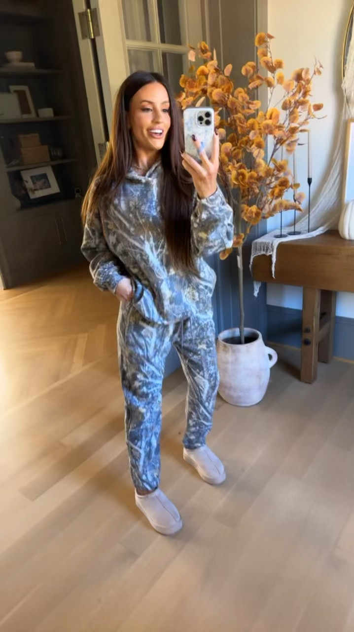 #AbercrombiePartner 

@abercrombie sweaters and sweatshirts are 20% off right now! and almost everything else is 15% off! wearing a medium in this hoodie and pants!"


#LTKFindsUnder100 #LTKVideo #LTKSaleAlert