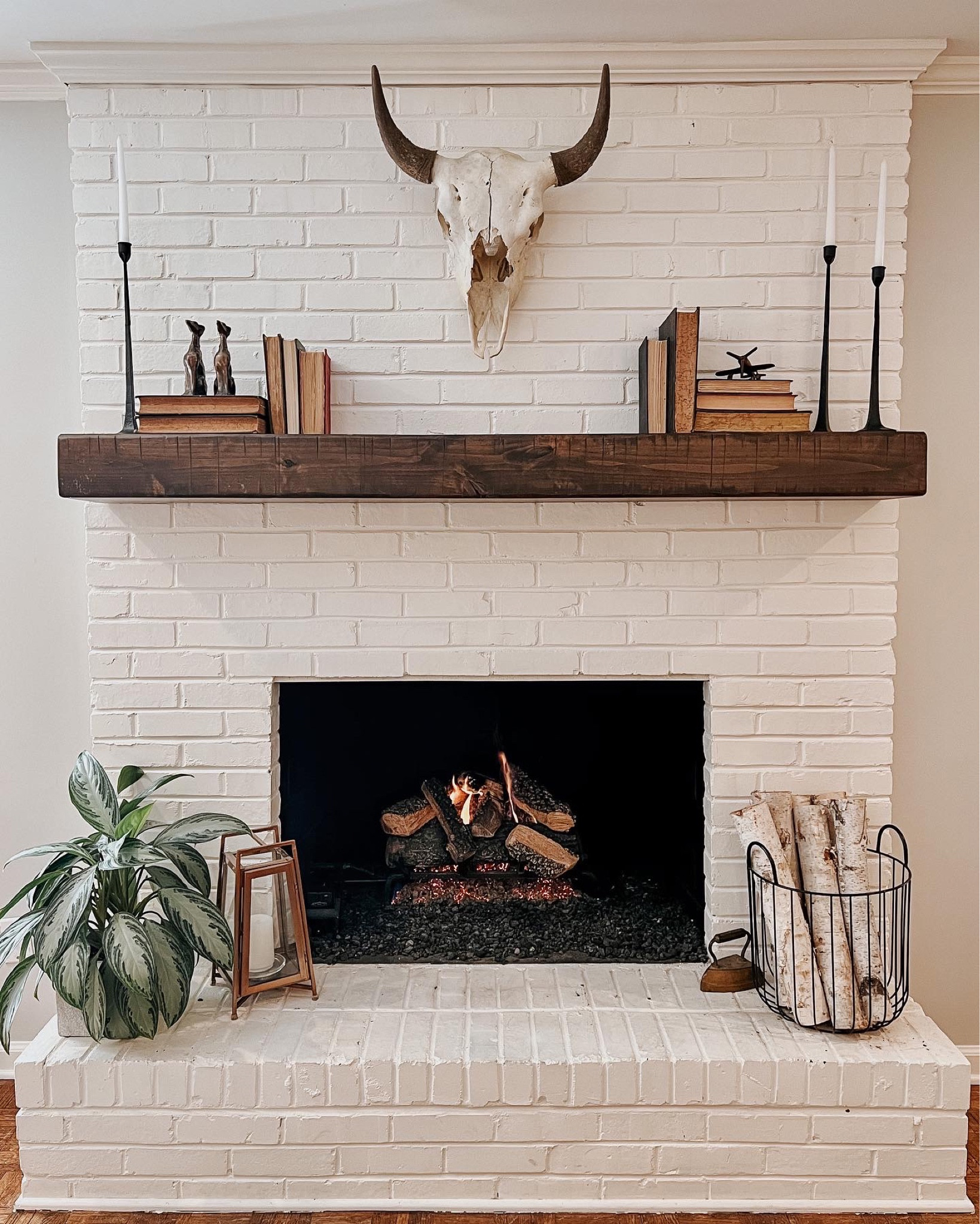 How do I transition to fall? This year I’m embracing subtle changes like going from brass to bronze. I love the deep, muted color of the metal. I love shopping my own home to find new pieces to appreciate it. Welcome, fall 🍂