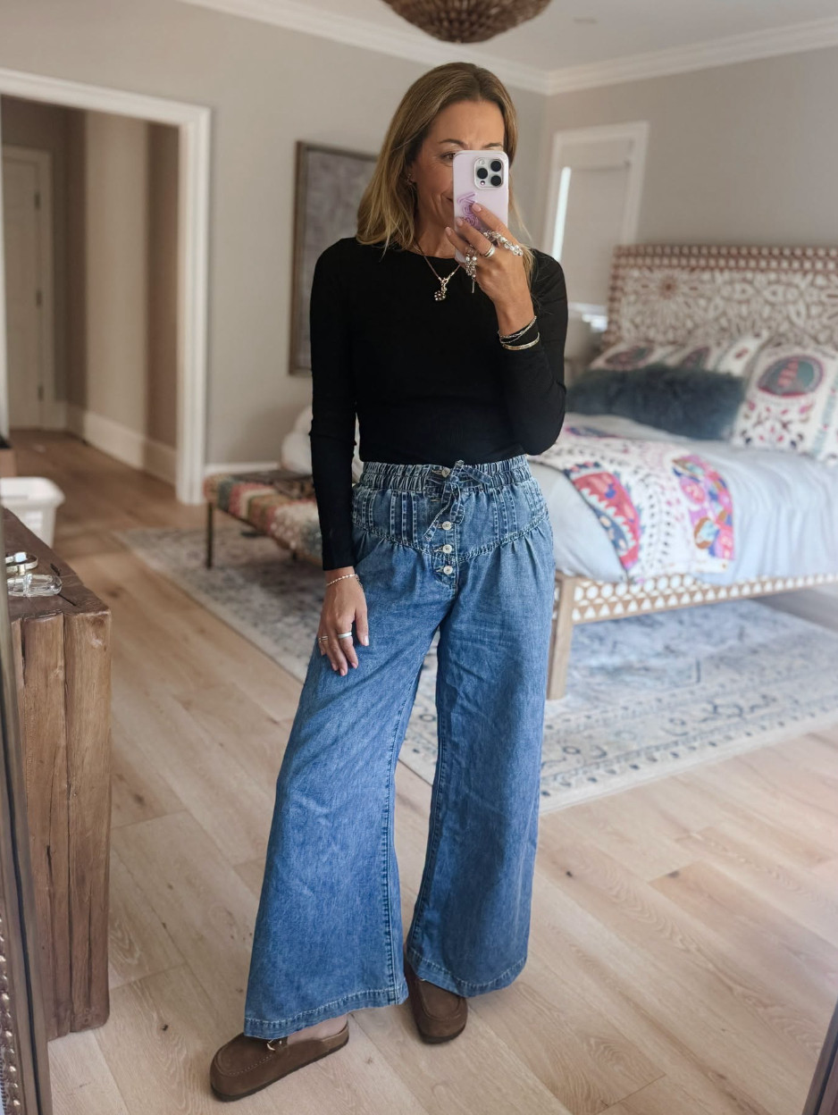 One thing I need at this stage in my life when it comes to clothes....is comfort. Yes they should be cute, pretty, stylish, chic, all the things....but comfort is a must!! And this whole look is giving me just that!! 🔗 

 #LTKootd #LTKmomlife #LTKSeasonal