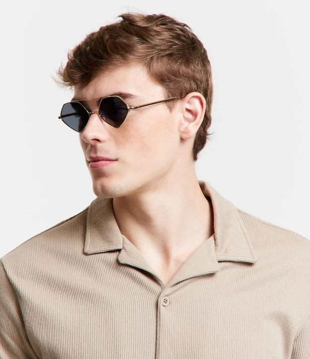 Óculos de Sol Quadrado com Hastes Finas e Ponte Dupla Dourado | Renner (BR)