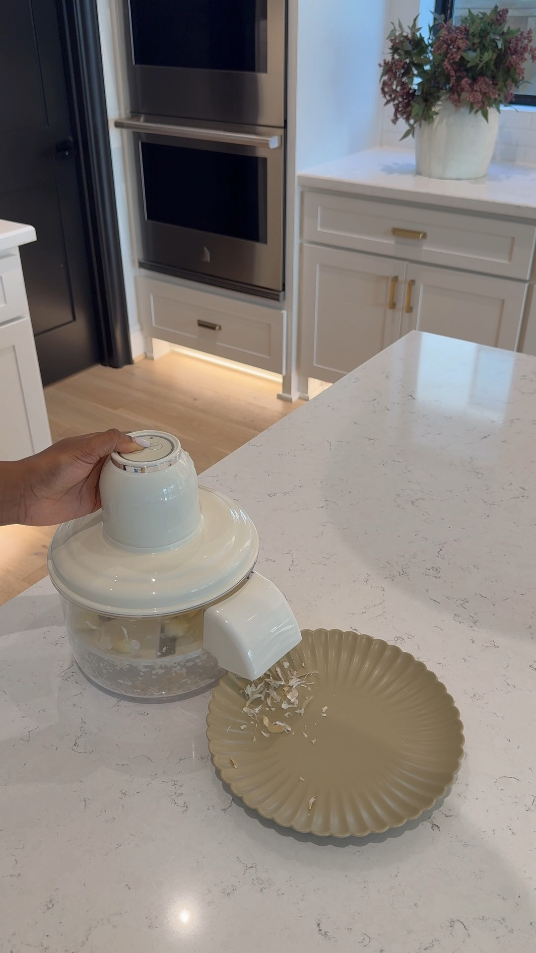 ✨ Say goodbye to time-consuming prep! This rechargeable peeler peels fruits and veggies in seconds, making cooking easier, faster, and way more enjoyable. 😃

I’ve linked the exact product, just click to shop!

#LTKSaleAlert #LTKHome