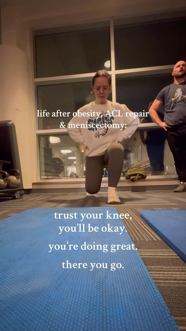 the amount of times my husband has to remind me to trust my knee is crazy because i’m almost 5 years out from my ACL repair & meniscectomy. the brain-body connection is just not there and i still continue to baby my “strong” leg, which can often lead to improper form if i’m not being super conscious about it. during leg day, i find it helpful to isolate my exercises so i’m focusing on one leg at a time! 🏋🏻‍♀️💕 #workout #legday #splitsquats #aclrecovery #kneesurgery
