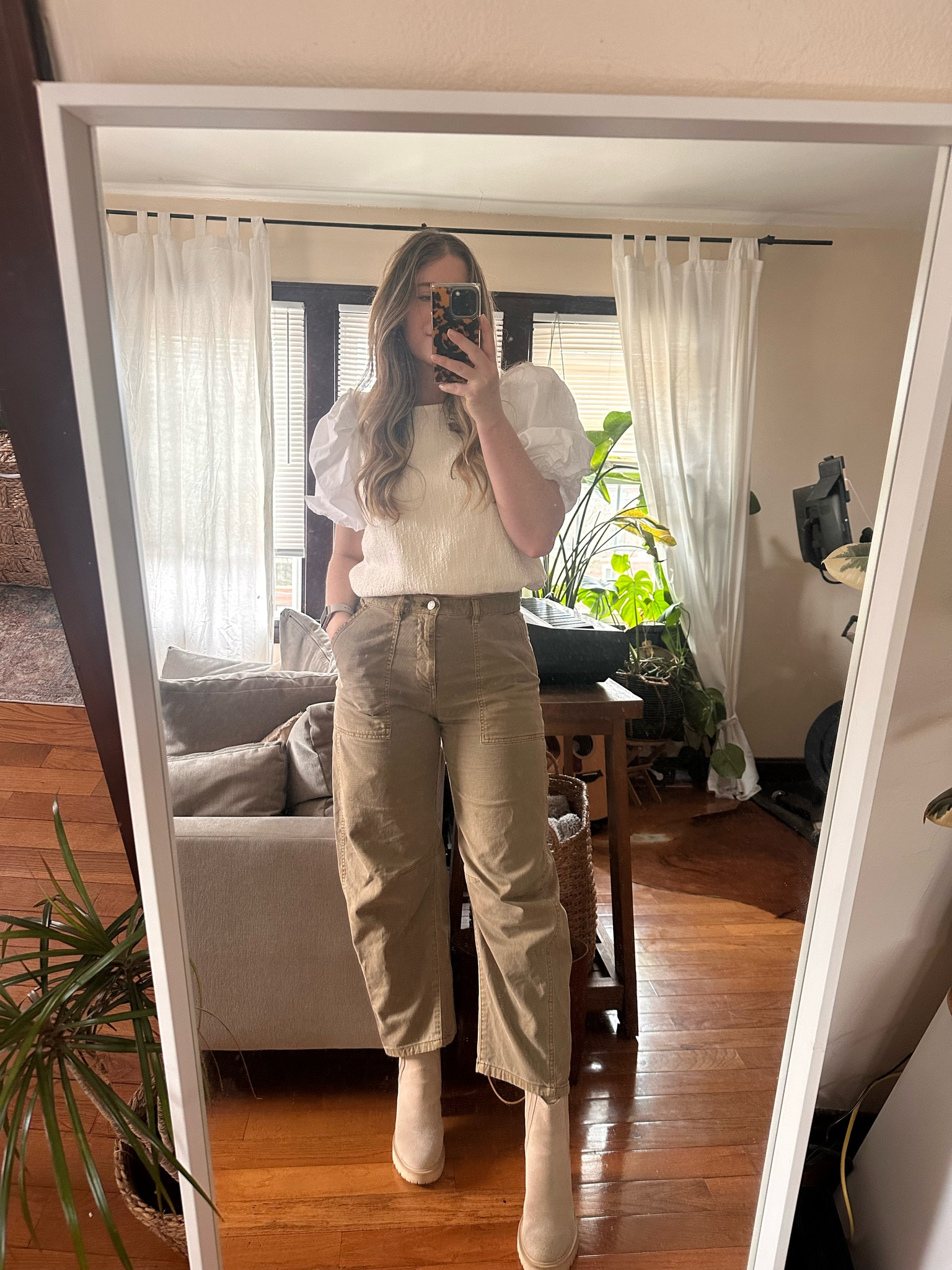 Part utility, part femme. Love these #barrel pants. 

#gap #barrel #puffsleeve #boots #barreloutfit