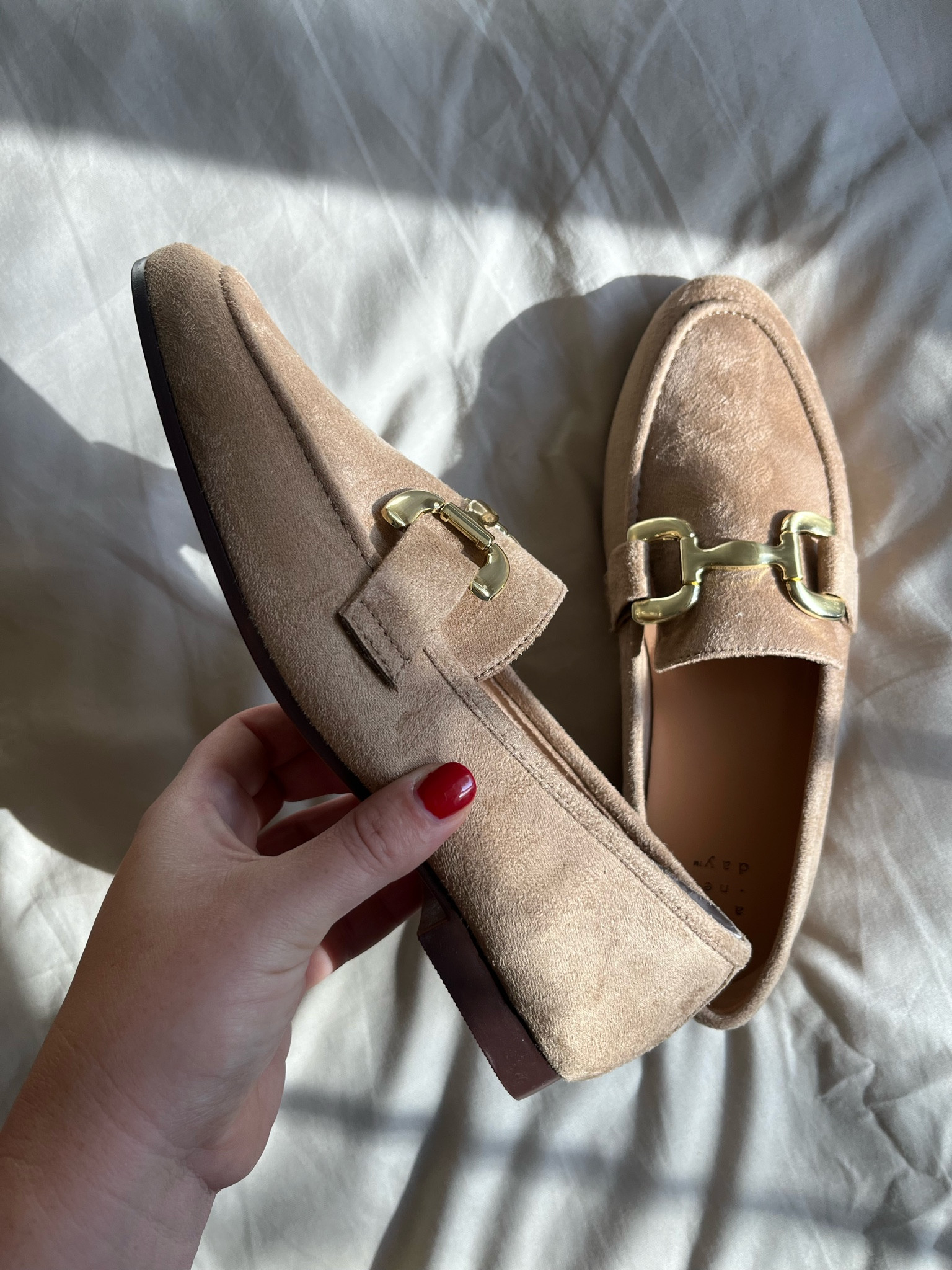Fall shoes// neutral loafers

I was so surprised by these when I put them on! So comfortable and flattering. 

#LTKShoeCrush #LTKFindsUnder50 #LTKWorkwear